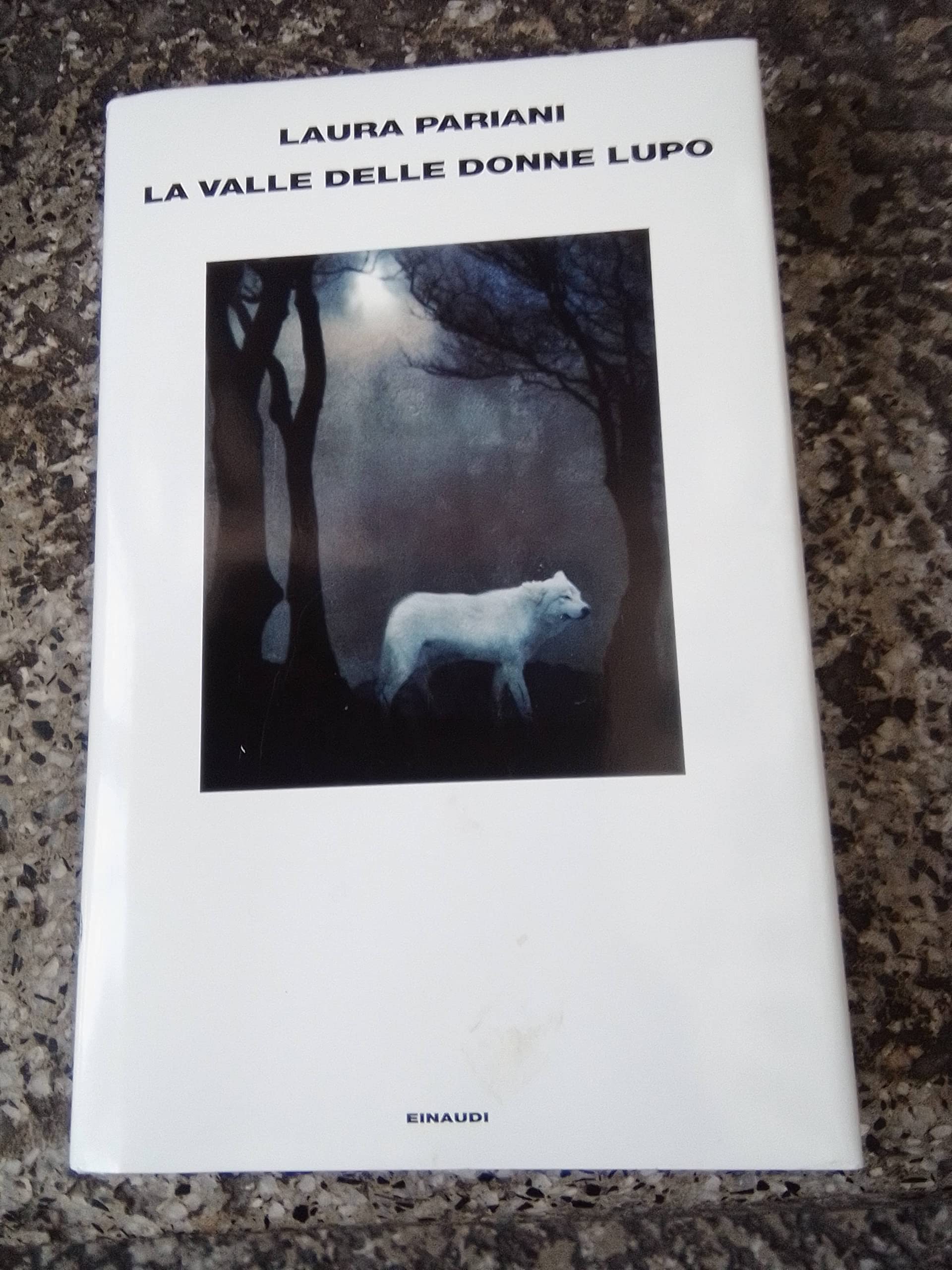La valle delle donne lupo (Supercoralli. N.S.) Contemporary literature