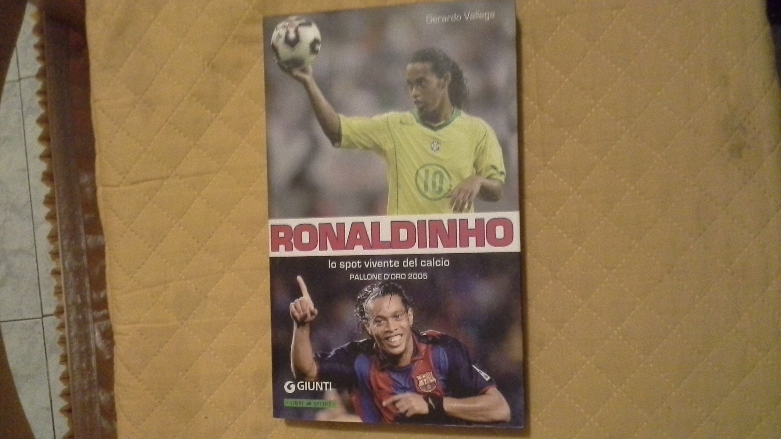 Ronaldinho. Lo spot vivente del calcio. Pallone d'Oro 2005 book