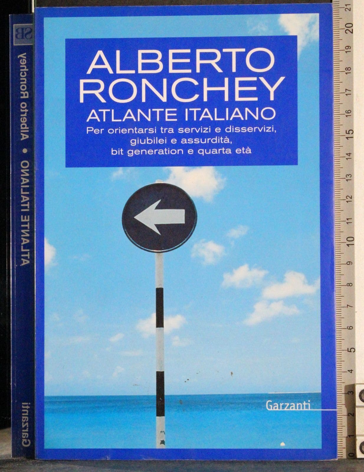 Atlante italiano. Per orientarsi tra servizi e disservizi, giubilei e assurdità, bit generation e quarta età (Saggi blu) Books