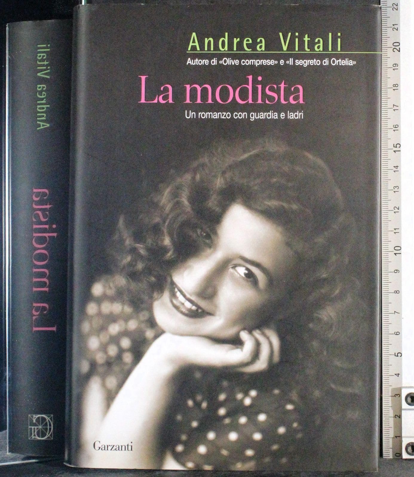 La modista. Un romanzo con guardia e ladri (Narratori moderni) Contemporary literature