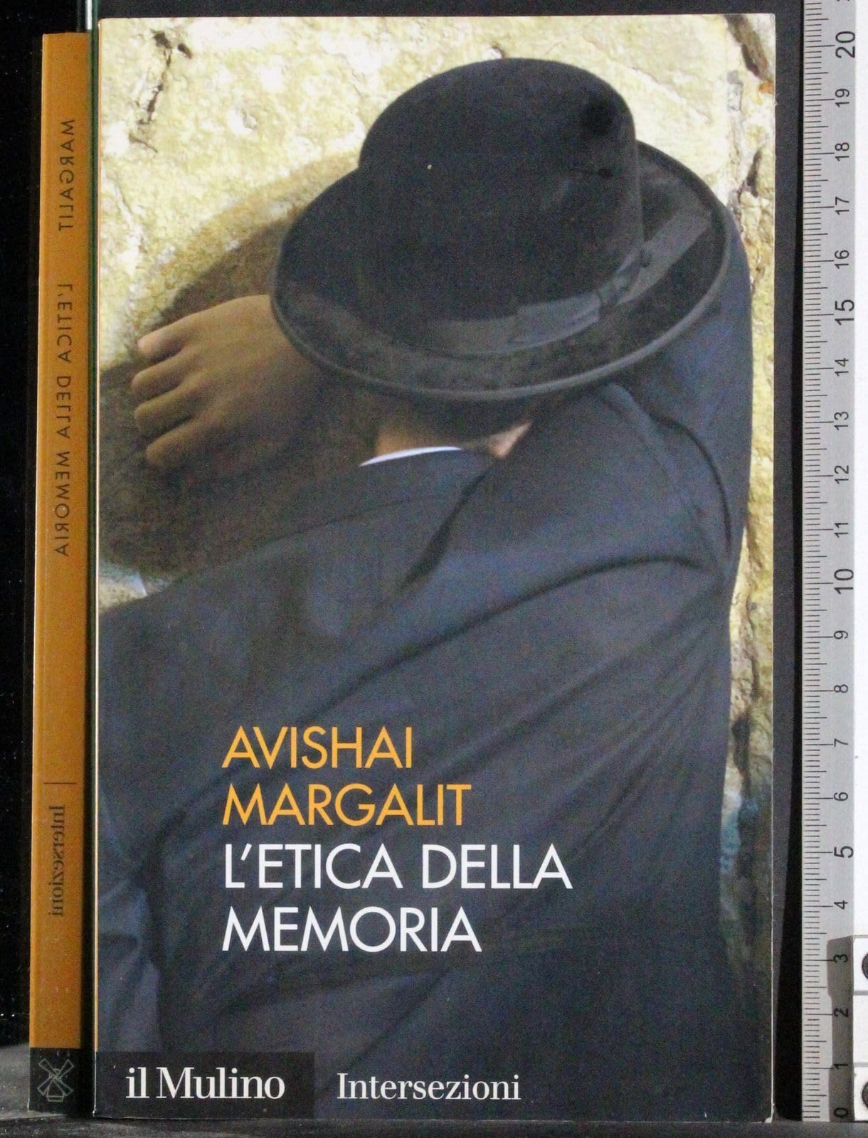 L' etica della memoria book