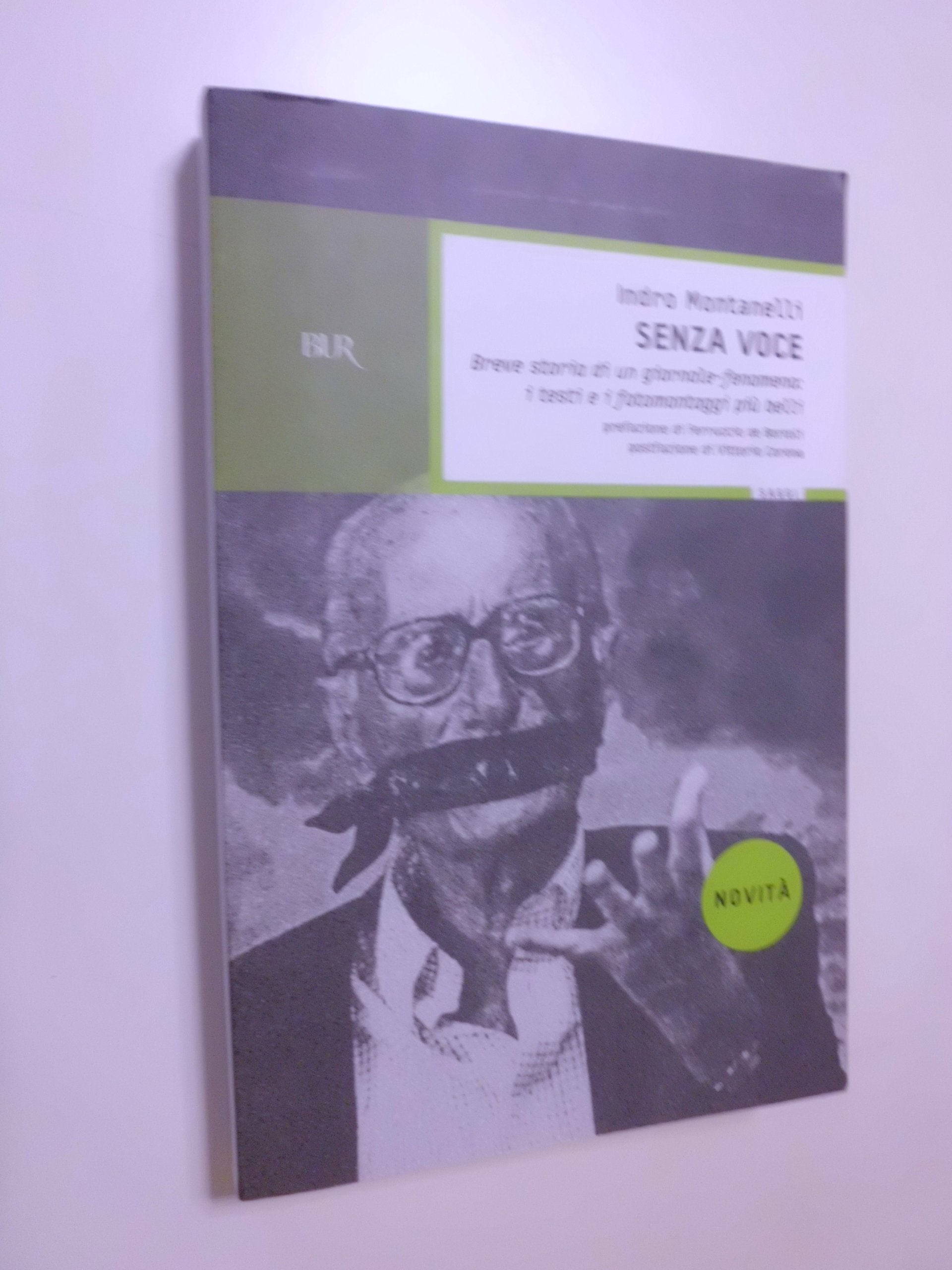 Senza voce. Breve storia di un giornale-fenomeno: i testi e i fotomontaggi più belli (BUR Saggi) Media & Communication