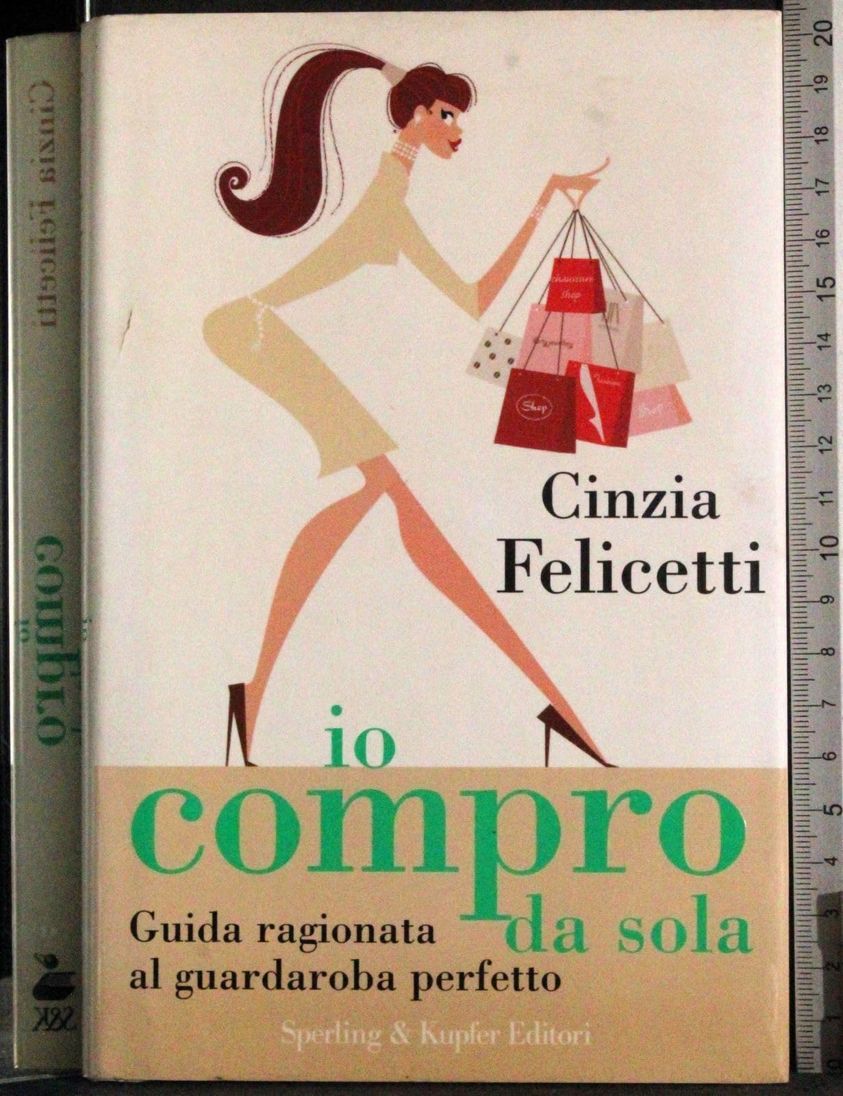 Io compro da sola. Guida ragionata al guardaroba perfetto book