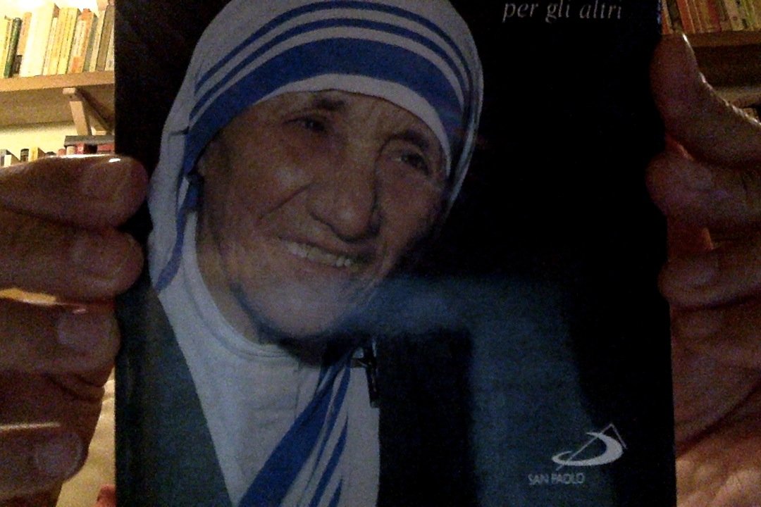 Madre Teresa dei poveri. Una vita per gli altri book