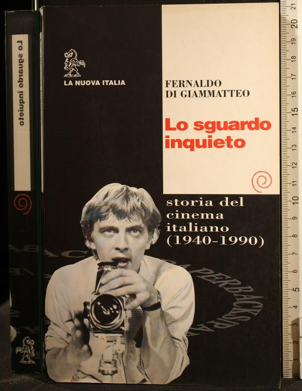 Lo sguardo inquieto. Storia del cinema italiano (1940-1990) (Paperbacks. Serie Società e miti) Film, Art & Culture
