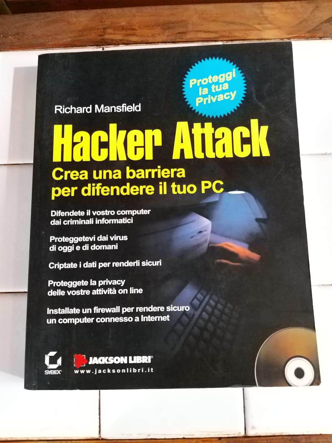 Hacker attack. Crea una barriera per difendere il tuo PC. Con CD-ROM (Manuali) Computer Science