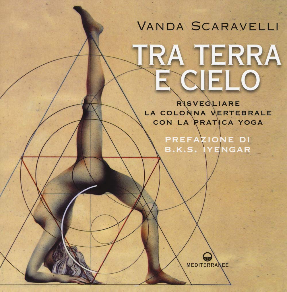 Tra terra e cielo. Risvegliare la colonna vertebrale con lo yoga book