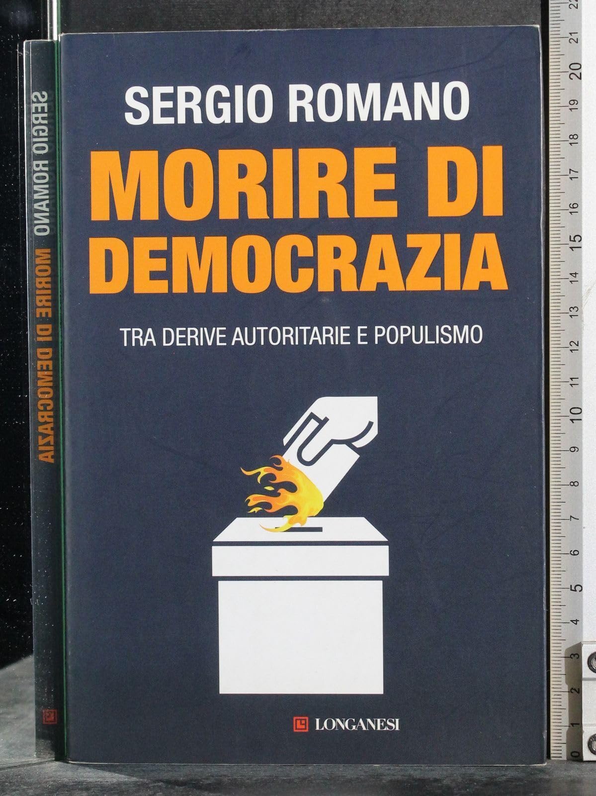 Morire di democrazia. Tra derive autoritarie e populismo book