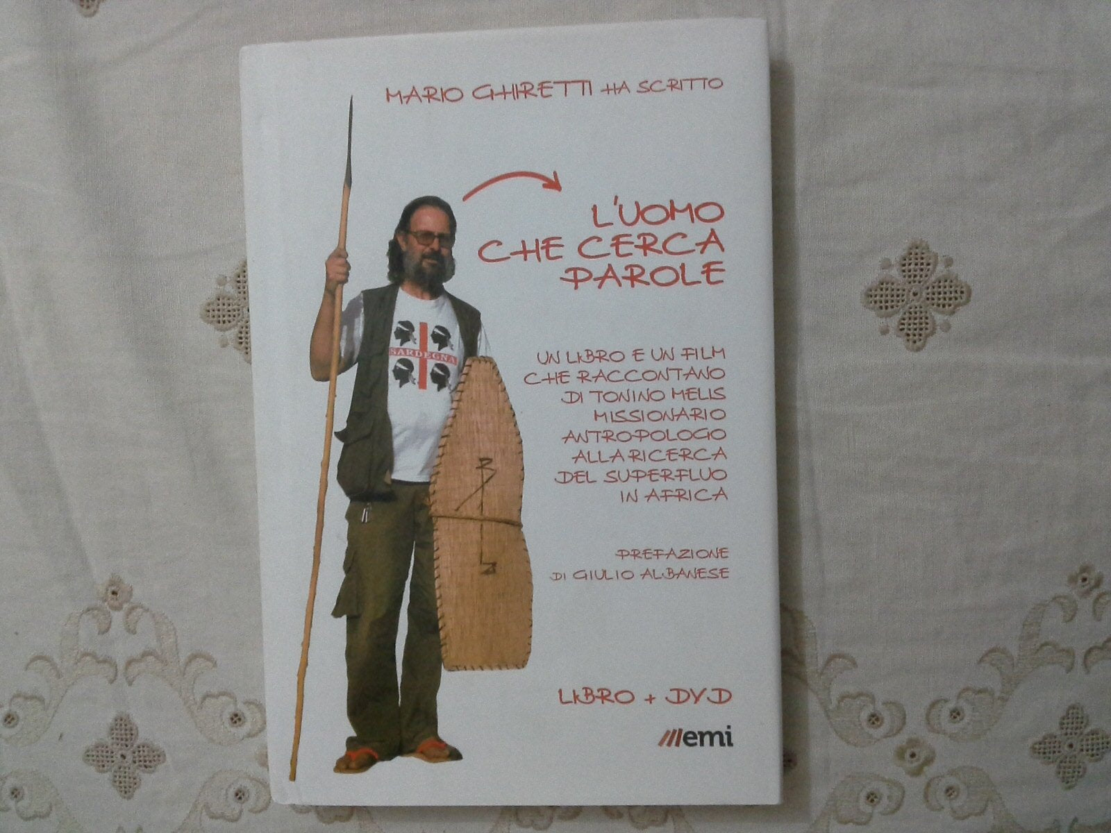 L'uomo che cerca parole. Un libro e un film che raccontano di Tonino Melis missionario antropologo in Africa. Con DVD Politics & History