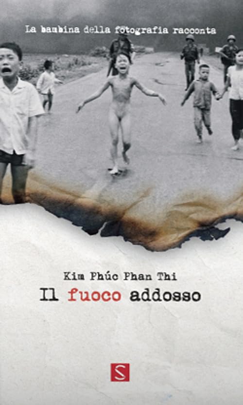 Il fuoco addosso. La bambina della fotografia racconta. Ediz. italiana, inglese e francese Politics & Society