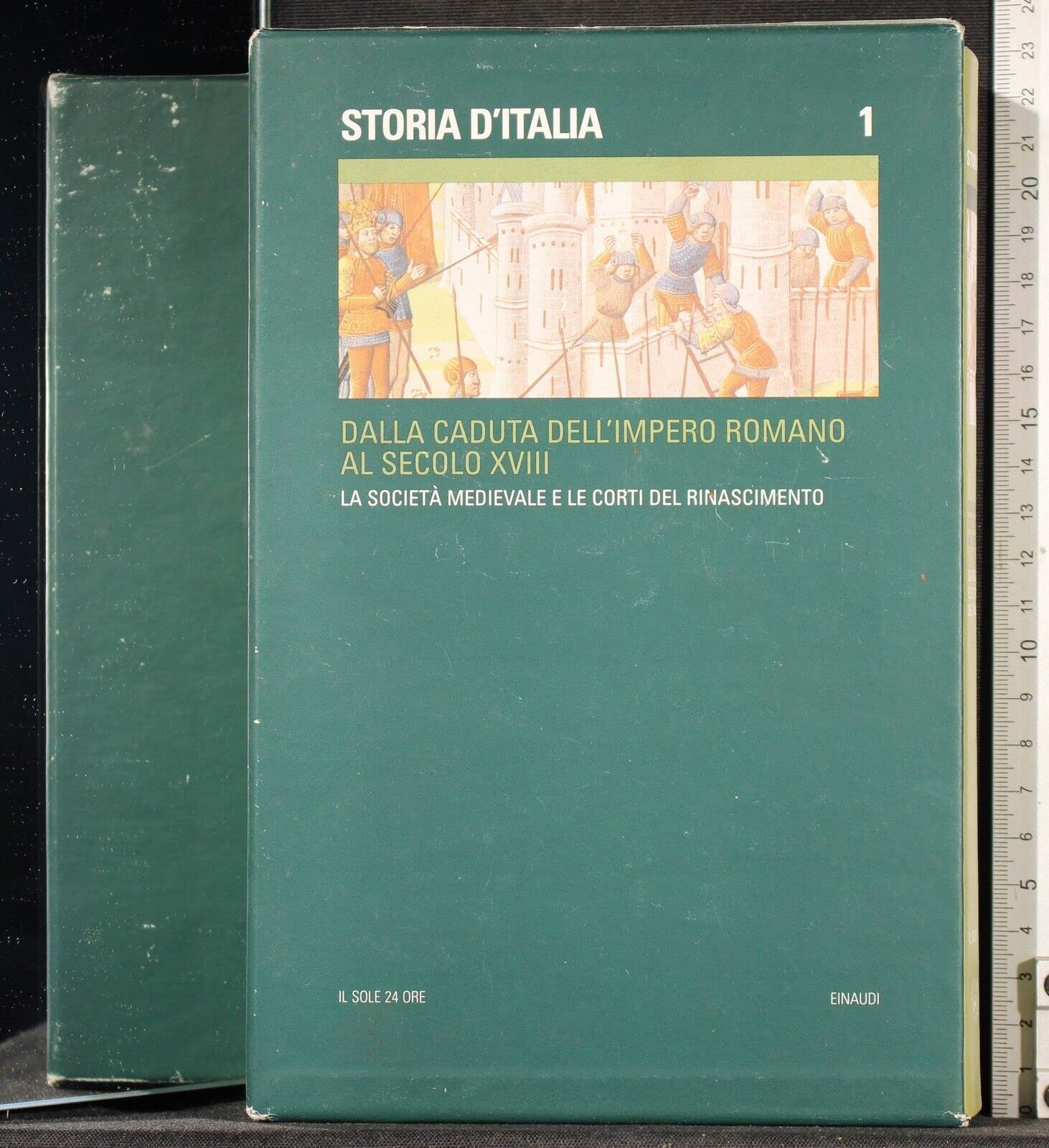 Storia d'Italia. Vol. I: Dalla caduta dell'impero romano al secolo XVIII. 1: La società medievale e le corti del Rinascimento book