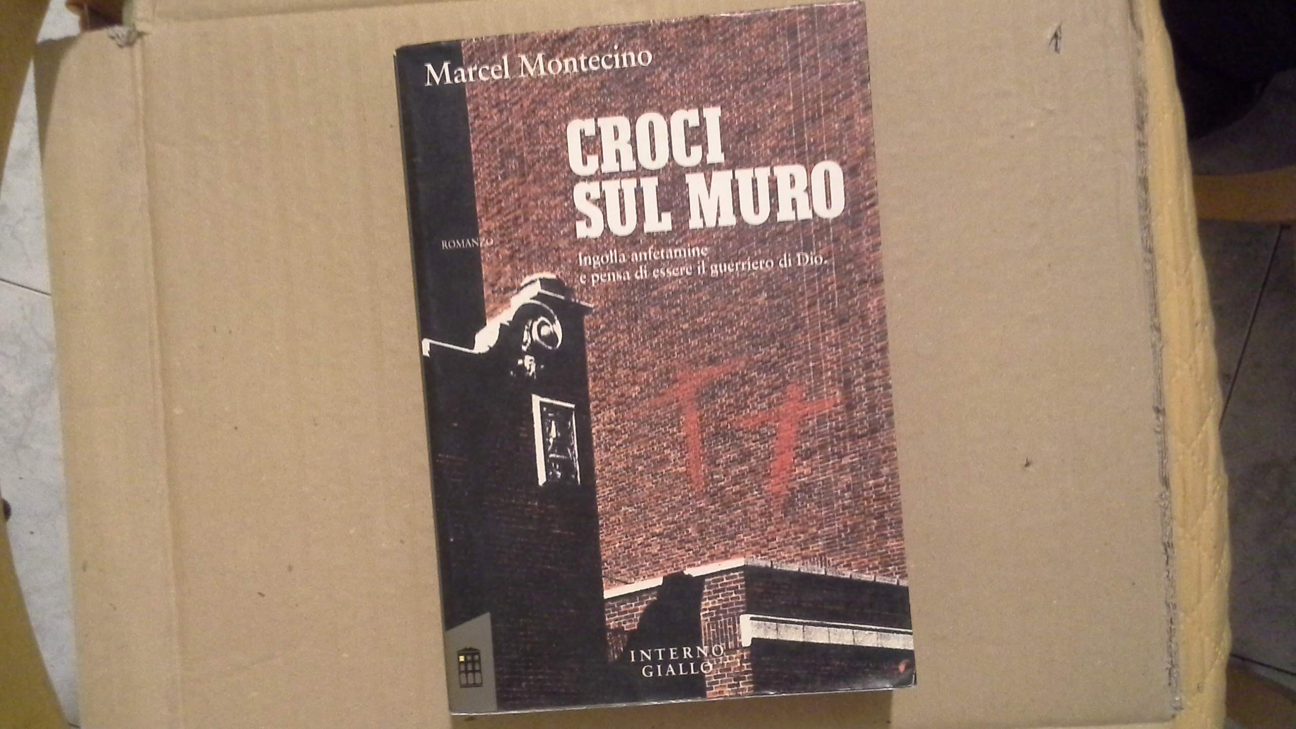 Croci sul muro. Ingolla anfetamine e pensa di essere il guerriero di Dio. Books