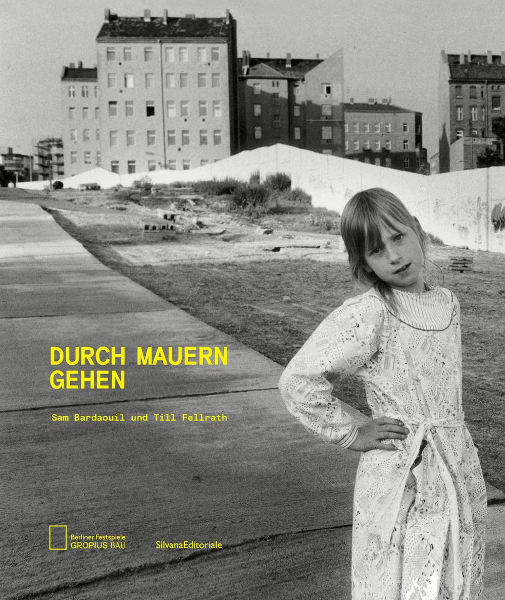 Walking Through Walls (Arte contemporanea) Social Sciences