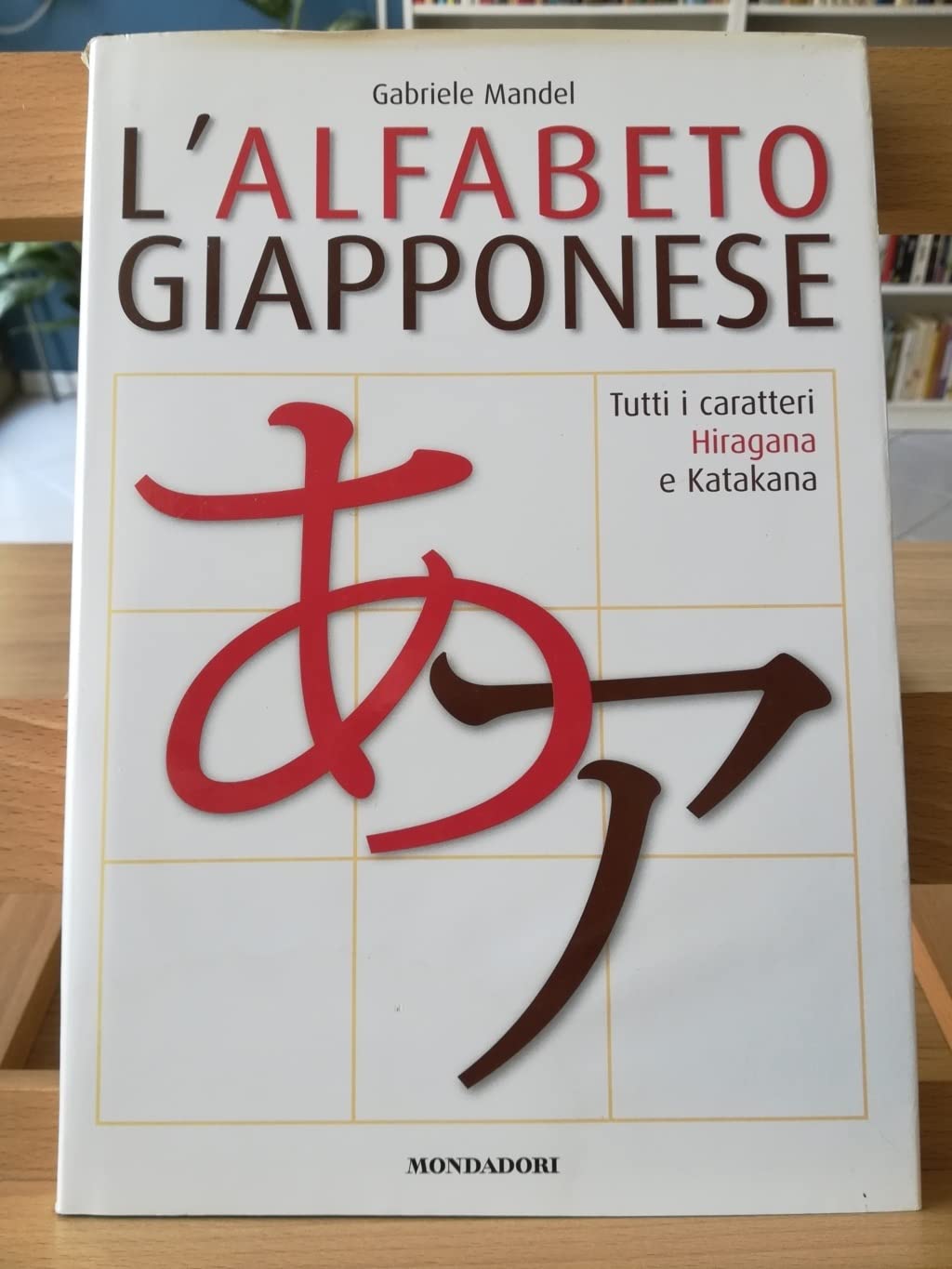 L'alfabeto giapponese. Tutti i caratteri Hiragana e Katakana. Ediz. illustrata (Illus. Grafica, design, storia del libro) Social Sciences