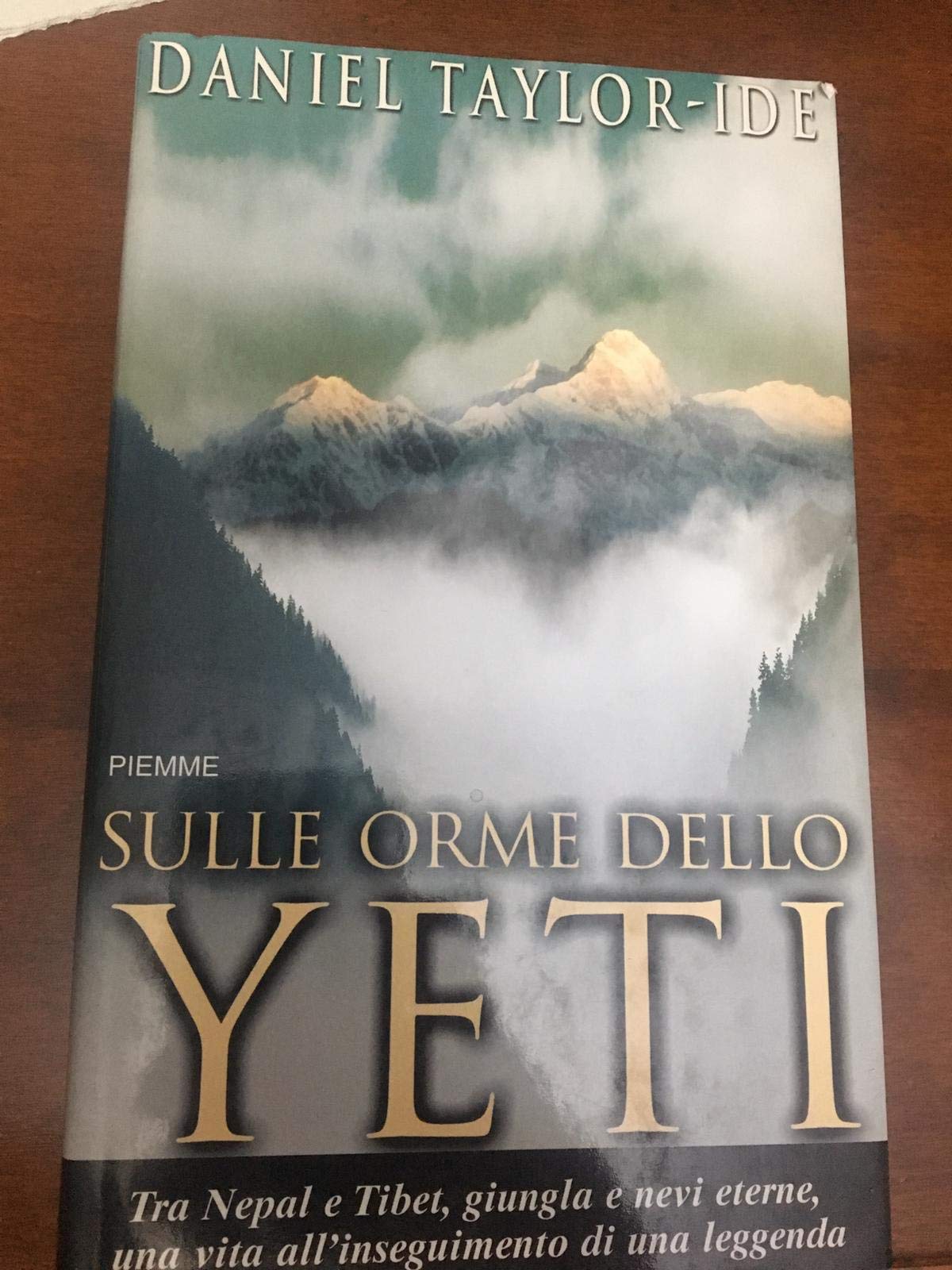 Sulle orme dello Yeti. Tra Nepal e Tibet, giungla e nevi eterne, una vita all'inseguimento di una leggenda book