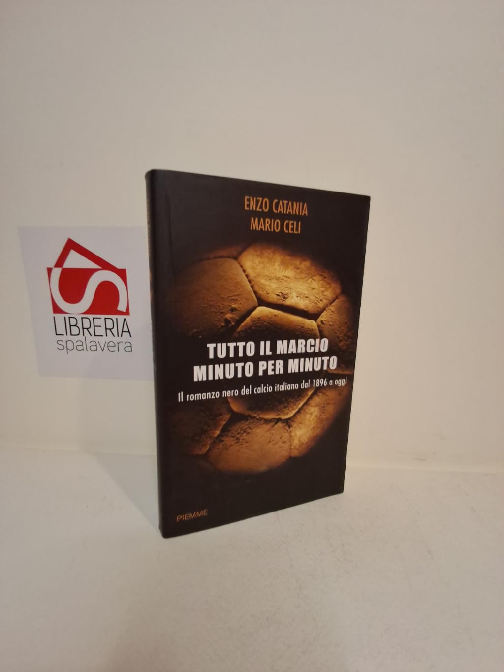 Tutto il marcio minuto per minuto. Il romanzo nero del calcio italiano dal 1896 a oggi book