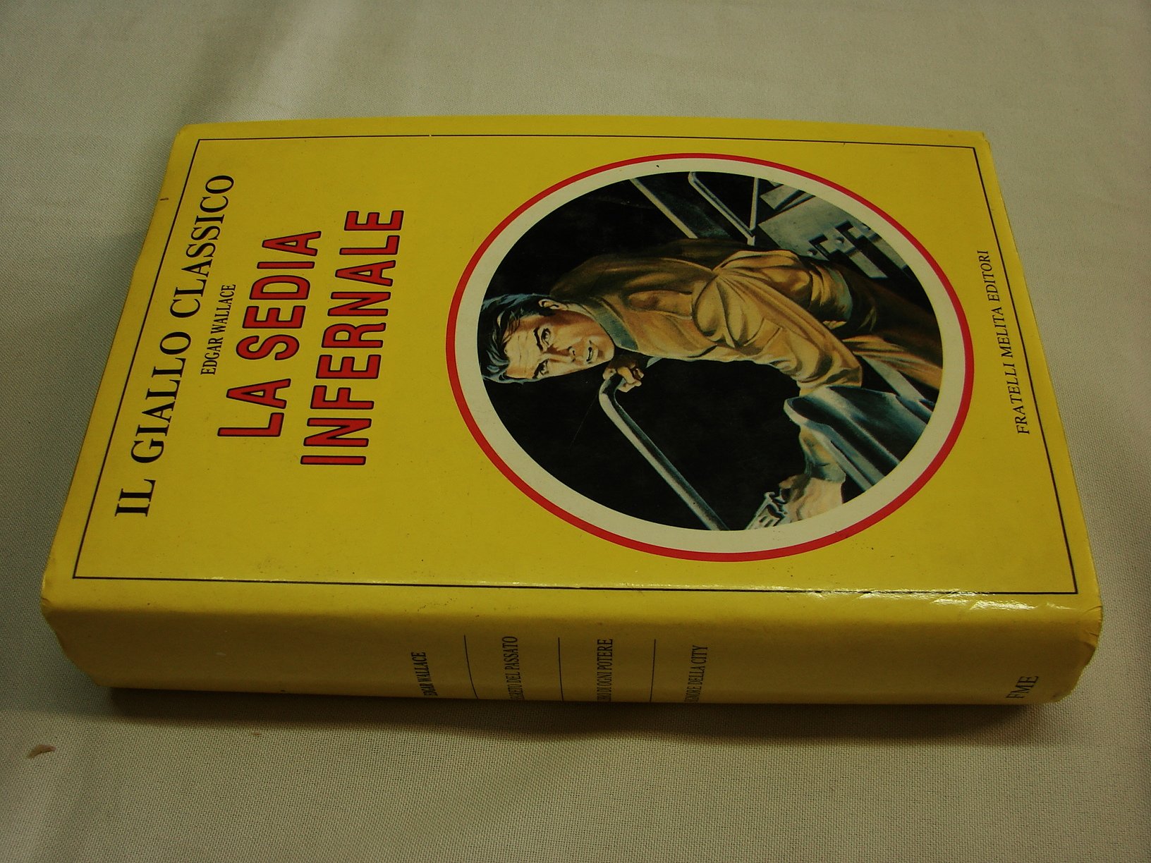La sedia infernale. Contiene e romanzi: --Il segreto del passato. Il libro di ogni potere. Il signore della city. Children's books