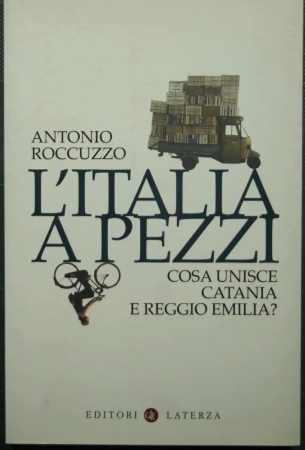 L' Italia a pezzi. Cosa unisce Catania e Reggio Emilia? book