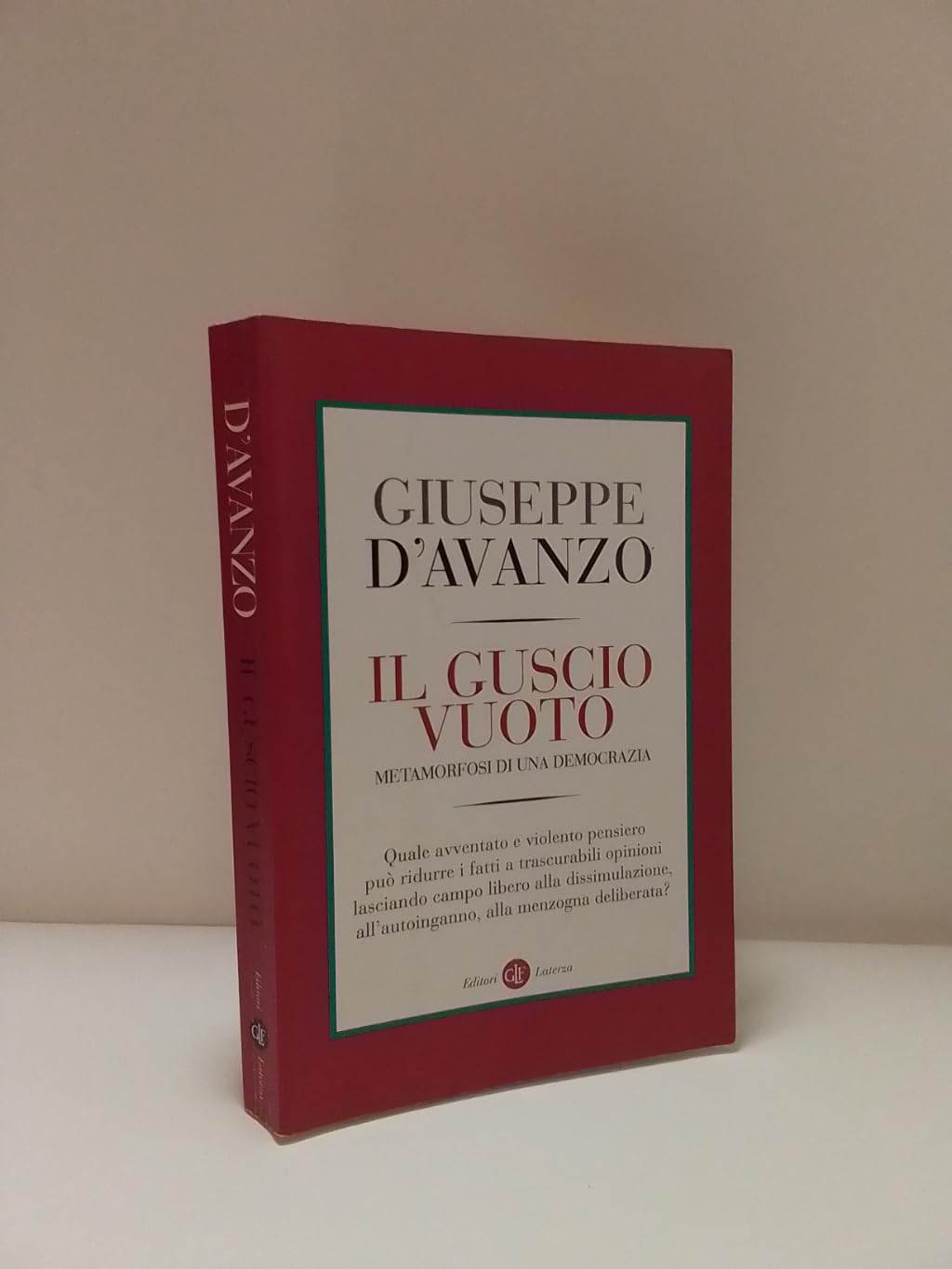 Il guscio vuoto. Metamorfosi di una democrazia book
