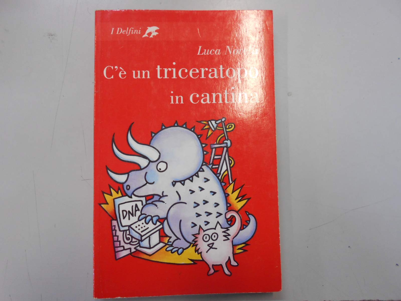 C'è un triceratopo in cantina (I delfini) Novels & Short Stories