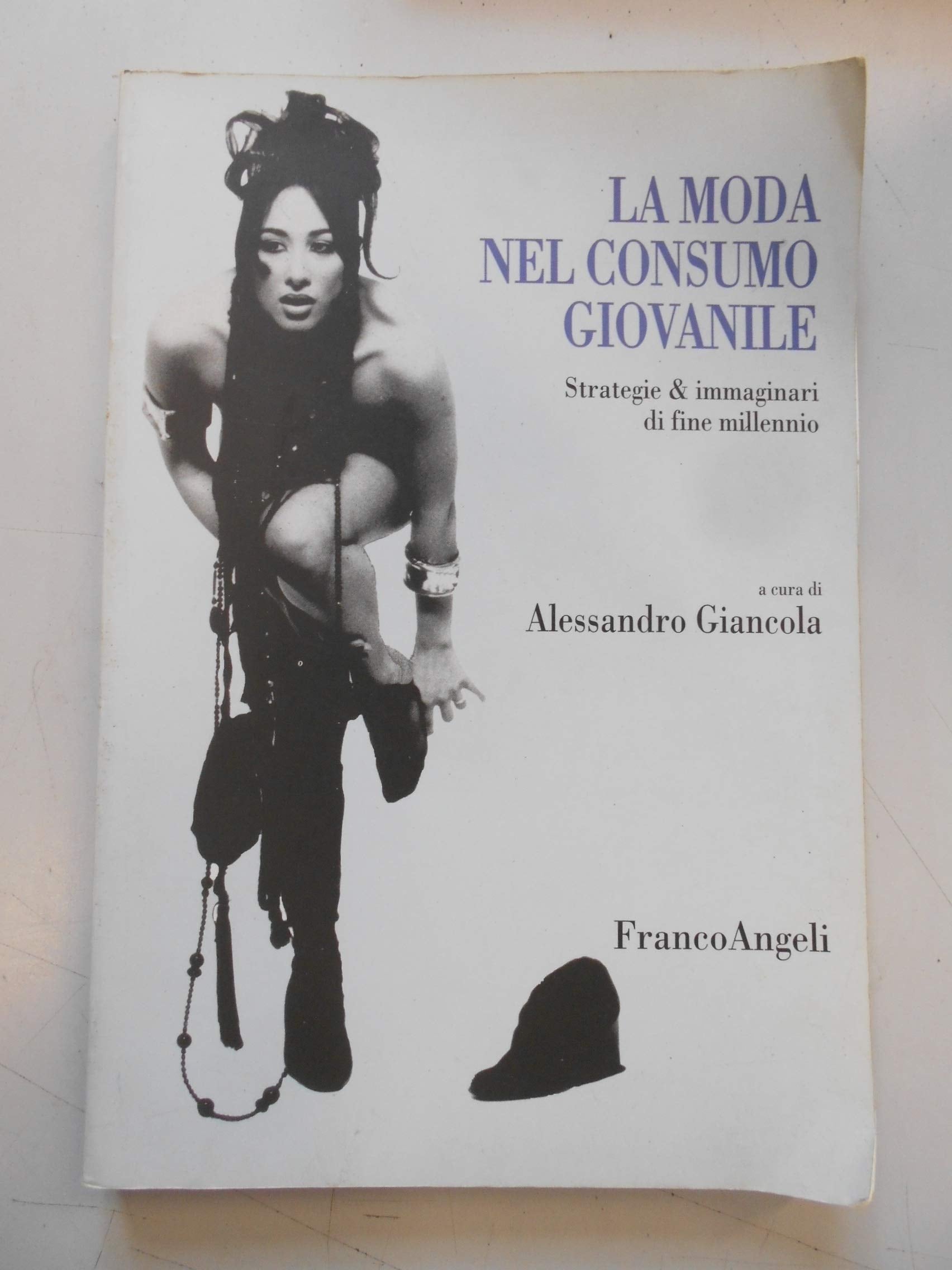 La moda nel consumo giovanile. Strategie & immagini di fine millennio (Varie. Saggi e manuali) Business, Finance & Career