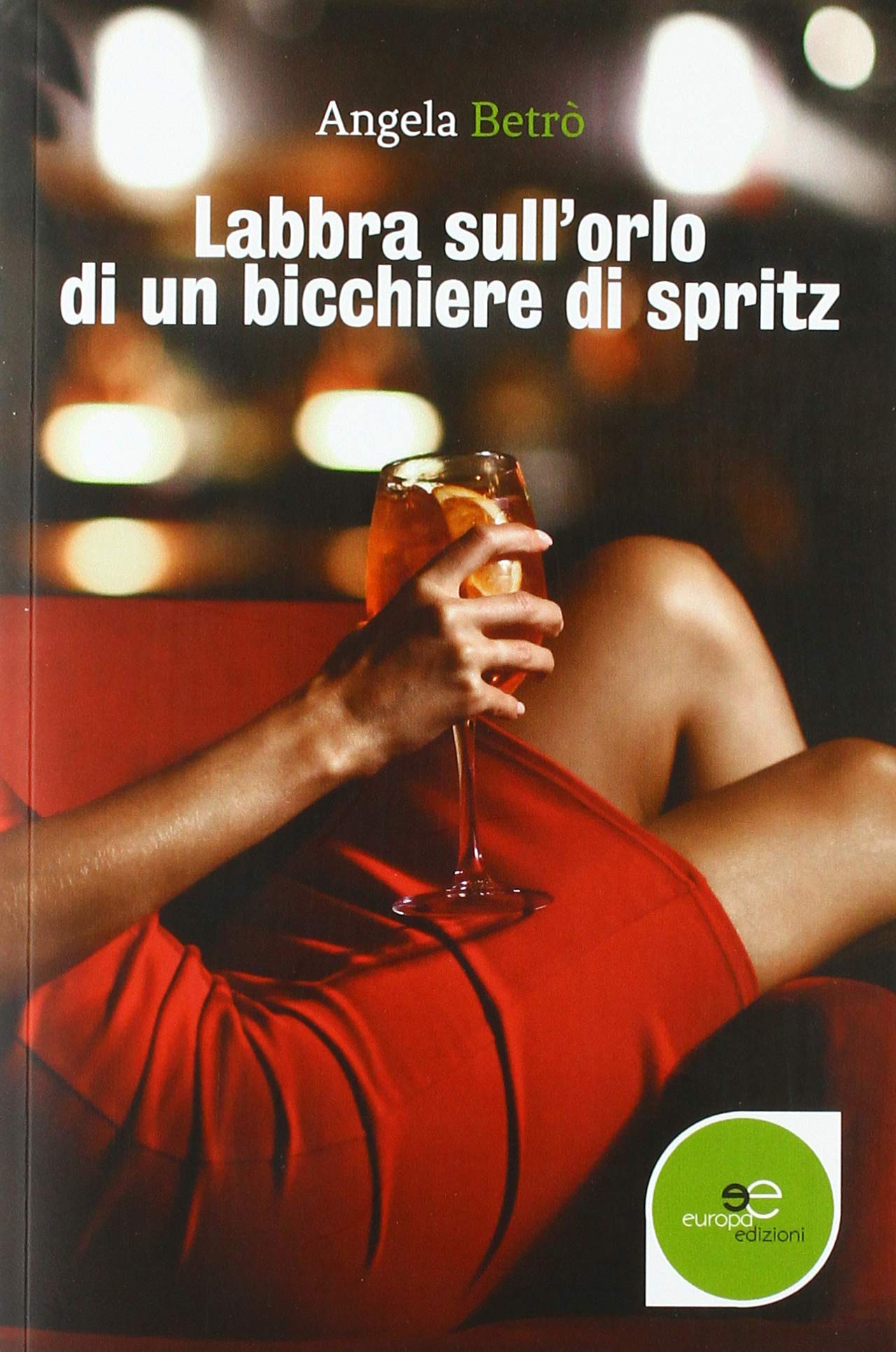 Labbra sull'orlo di un bicchiere di spritz book