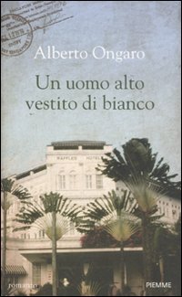 Un uomo alto vestito di bianco book