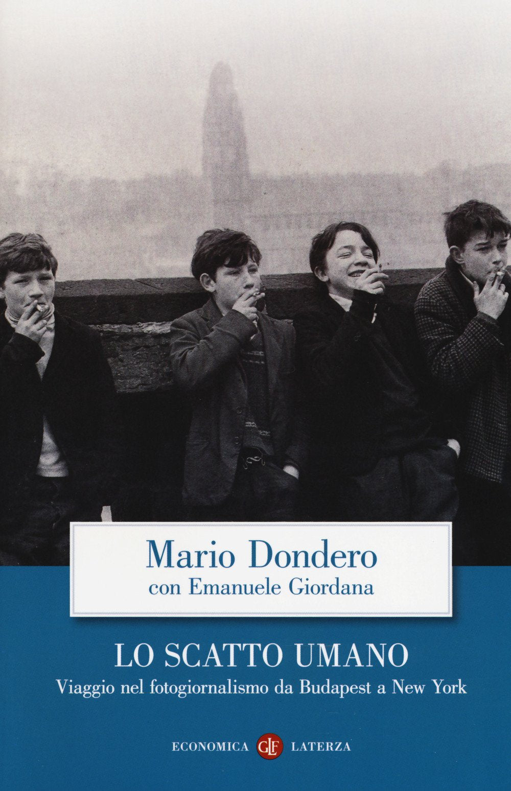 Lo scatto umano. Viaggio nel fotogiornalismo da Budapest a New York book