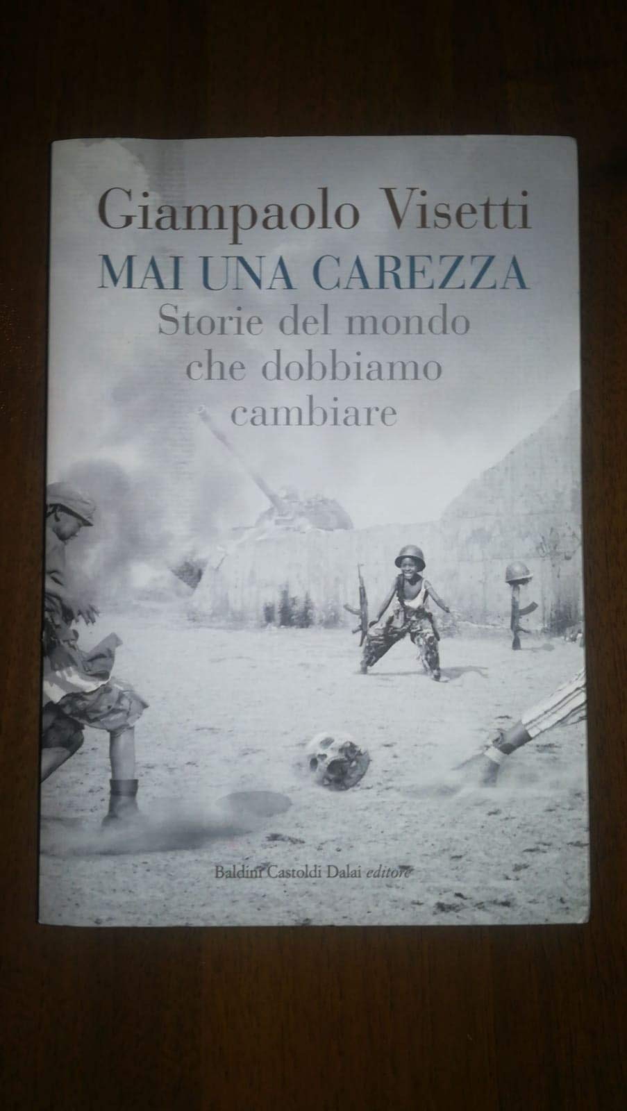 Mai una carezza. Storie del mondo che dobbiamo cambiare (Le boe) Books