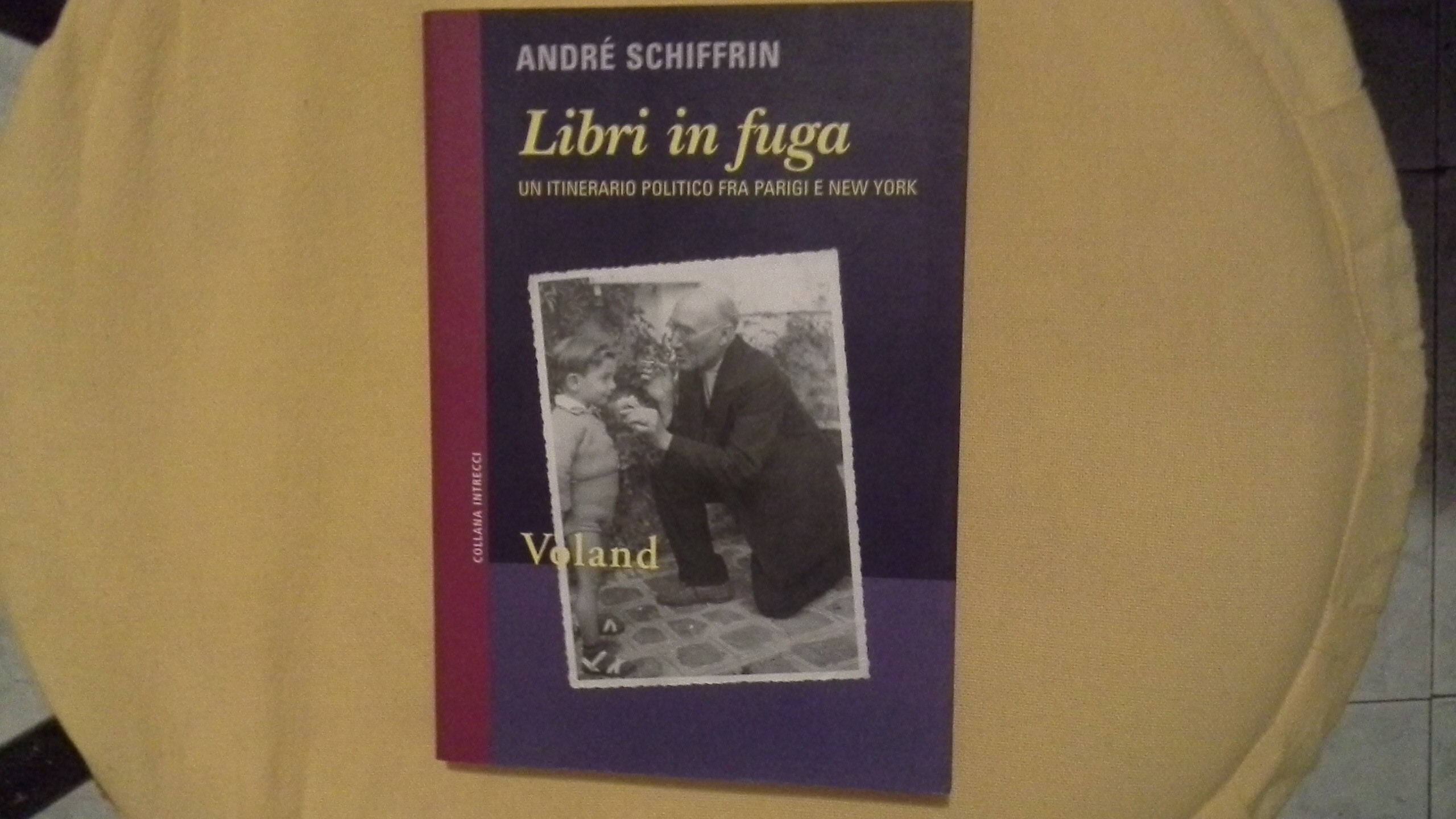 Libri in fuga. Un itinerario politico fra Parigi e New York book