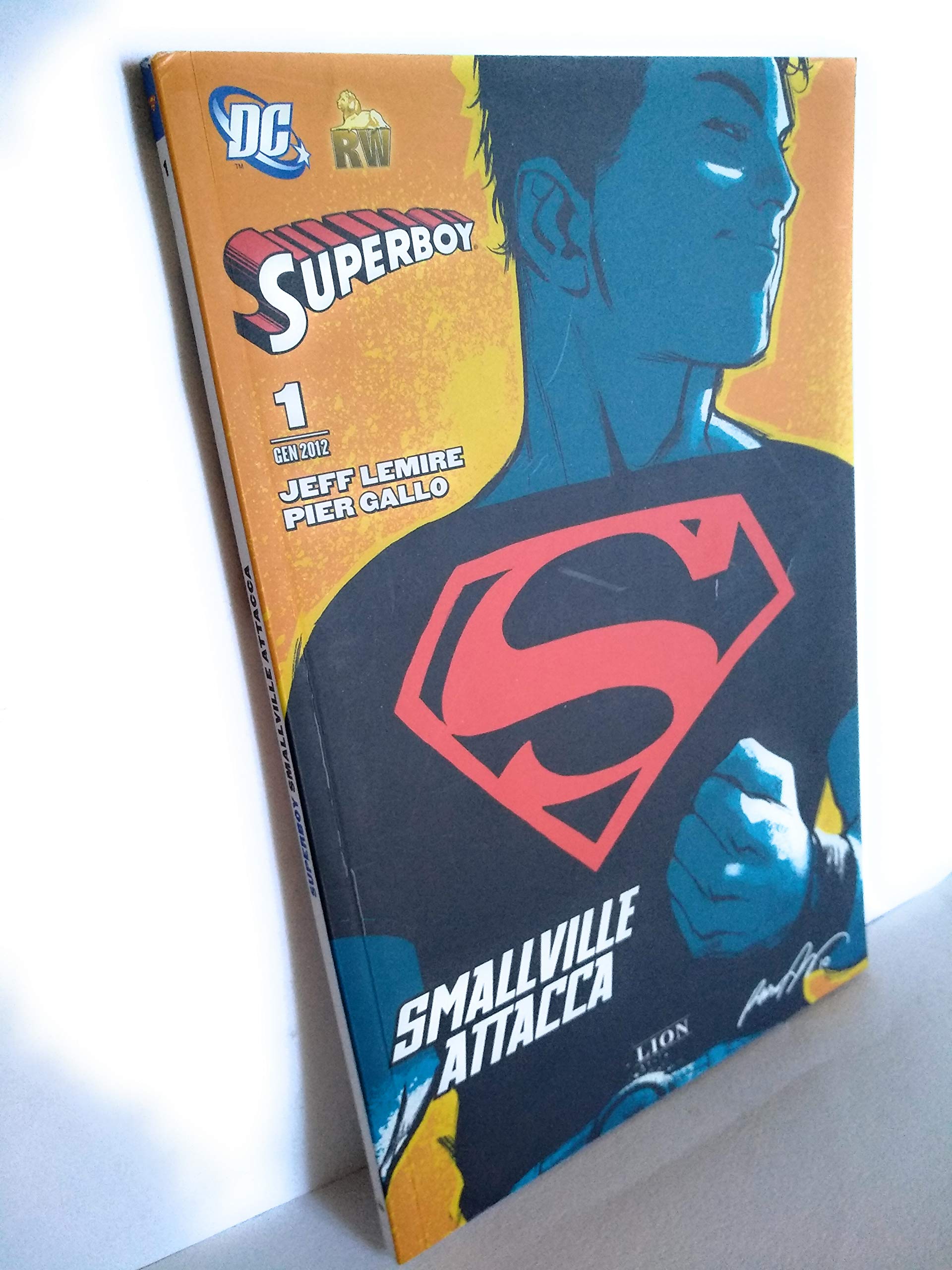 Smallville attacca. Superboy (Vol. 1) book