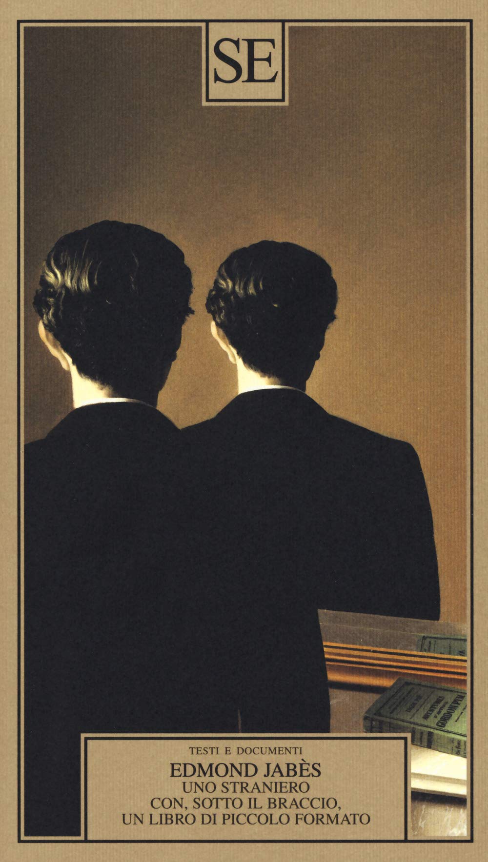 Uno straniero con, sotto il braccio, un libro di piccolo formato book