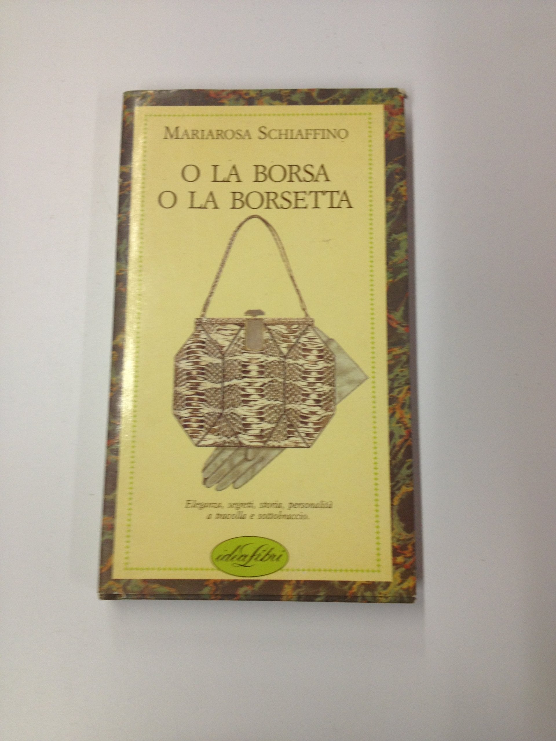 O la borsa o la borsetta. Ediz. illustrata book