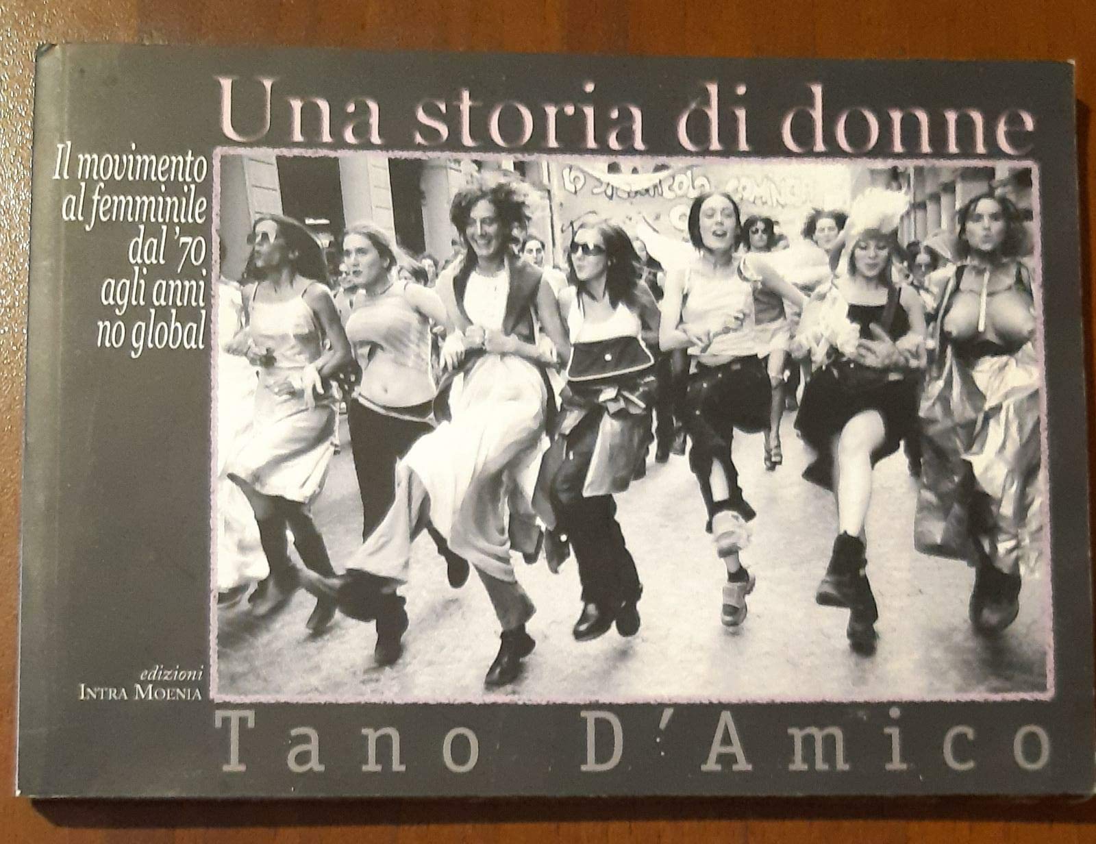 Una storia di donne. Il movimento al femminile dal '70 agli anni no global (Controimmagine) Travel Books