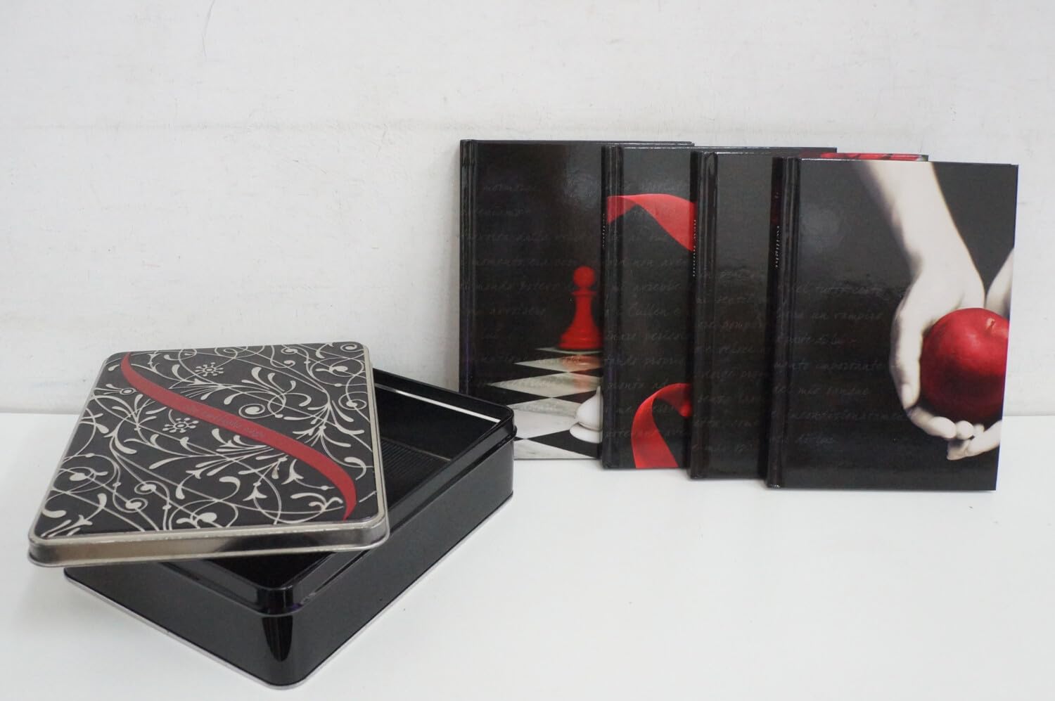 QUADERNI TWILIGHT SAGA (COFANETTO - QUATTRO QUADERNI DA COLLEZIONE) book
