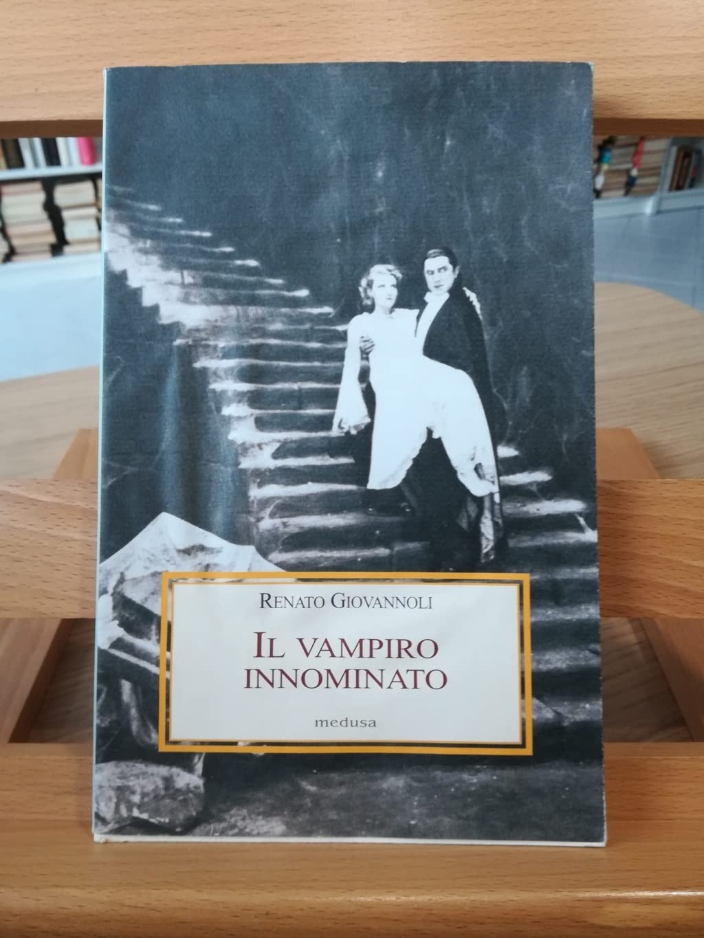Il vampiro innominato. Il «Caso Manzoni-Dracula» e altri casi di vampirismo letterario (Le porpore) Contemporary literature Books