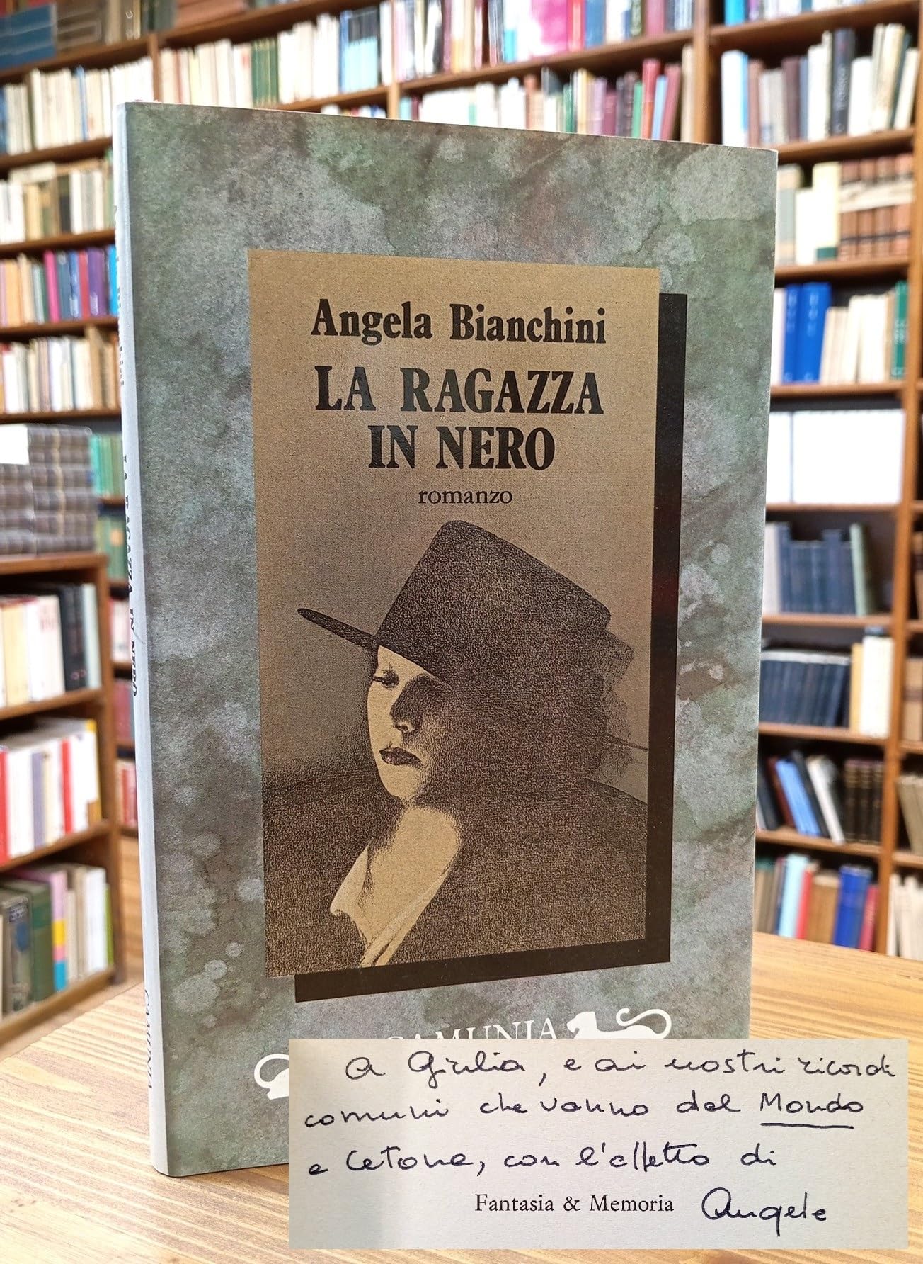 La ragazza in nero book