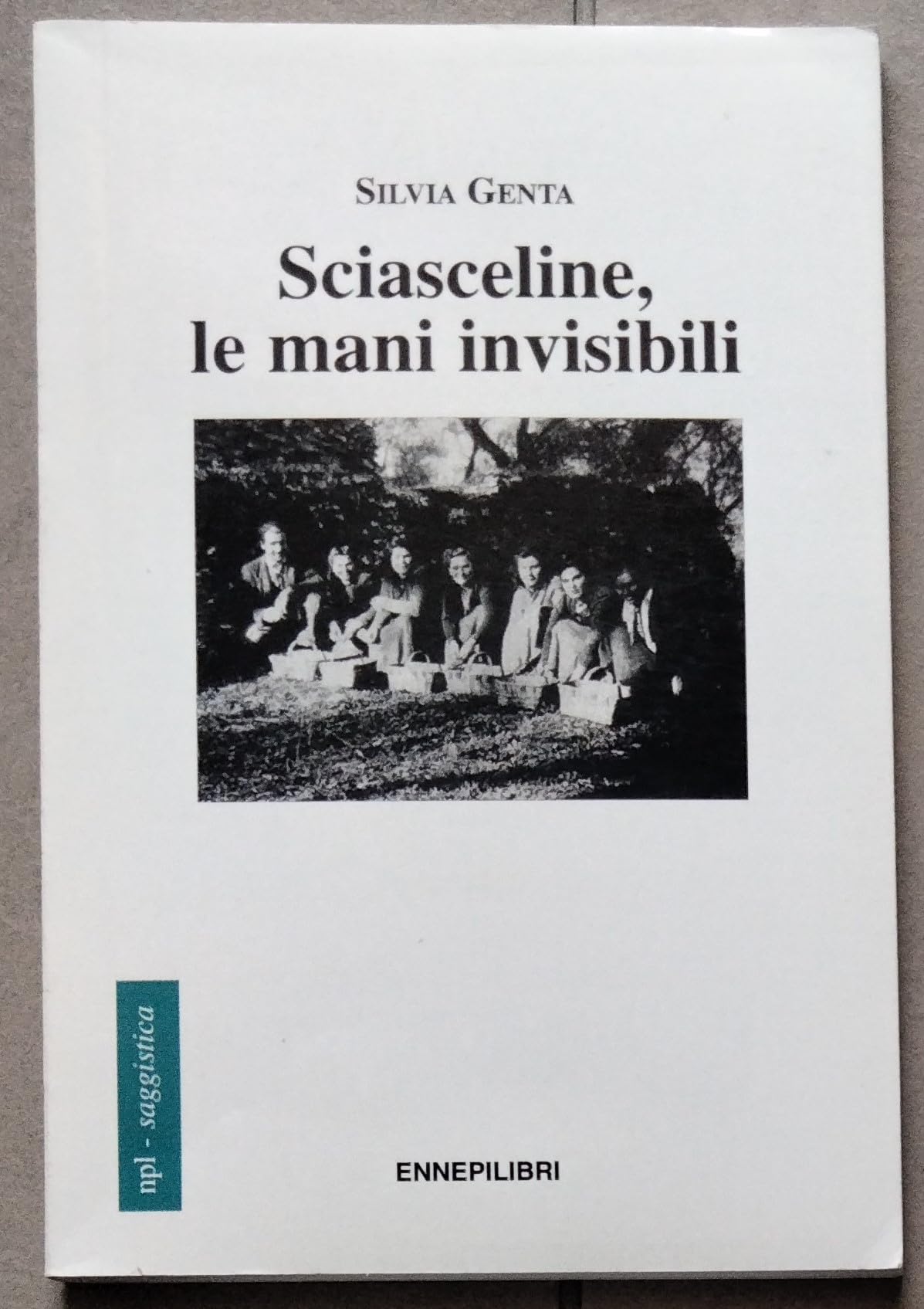 Sciasceline, le mani invisibili. Ediz. illustrata book