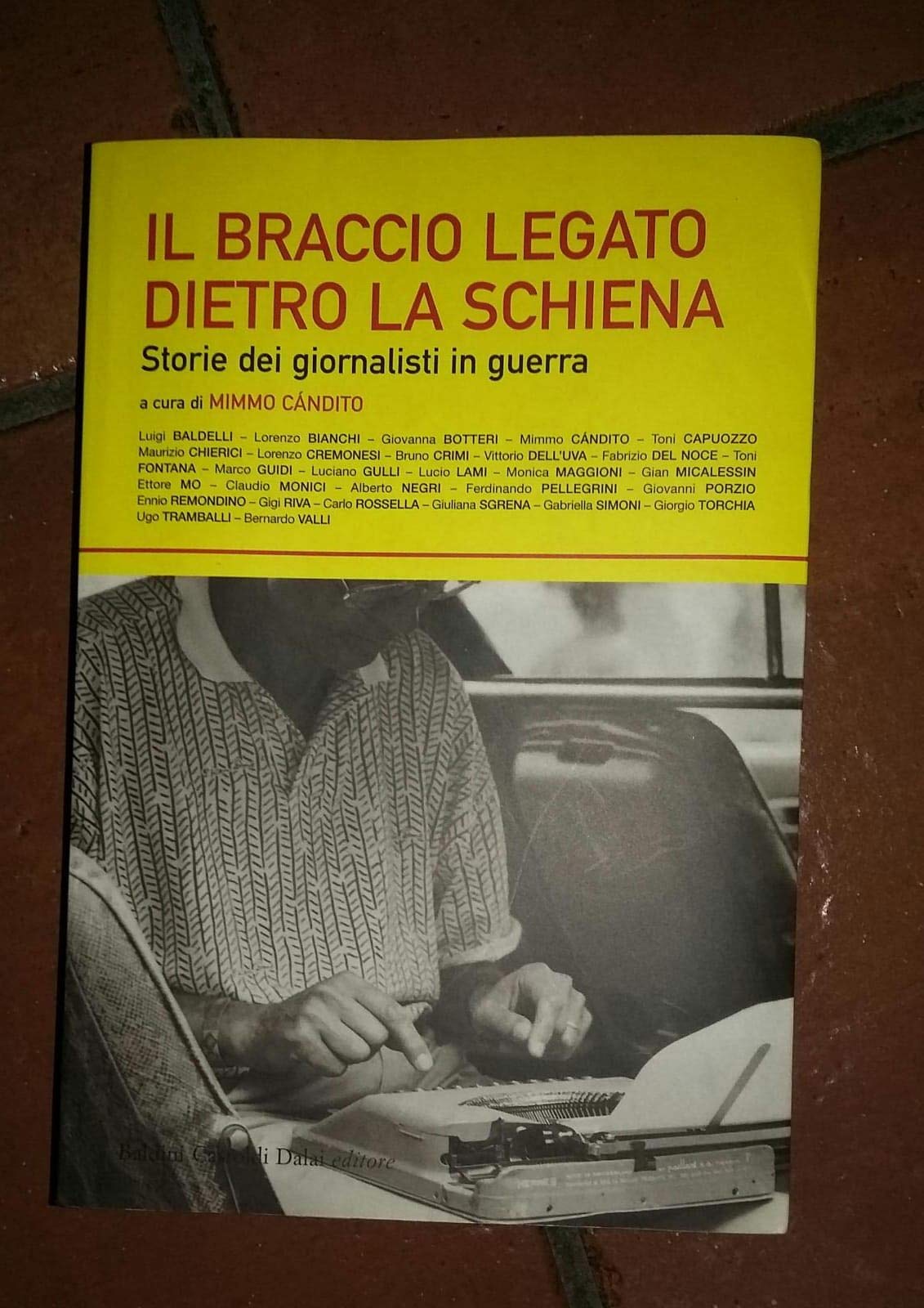 Il braccio legato dietro la schiena. Storie dei giornalisti in guerra book
