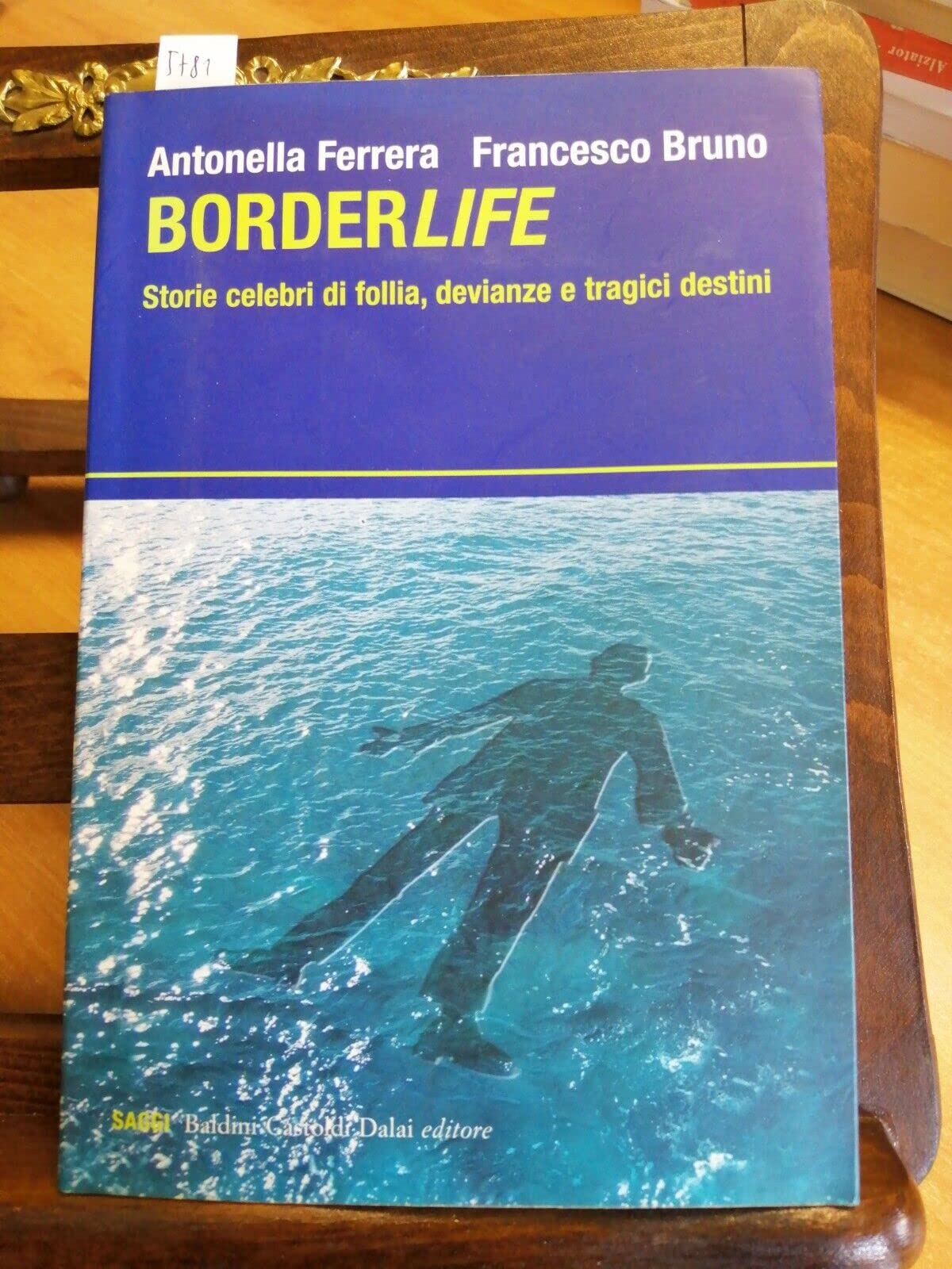 Borderlife. Storie celebri di follia, devianze e tragici destini book