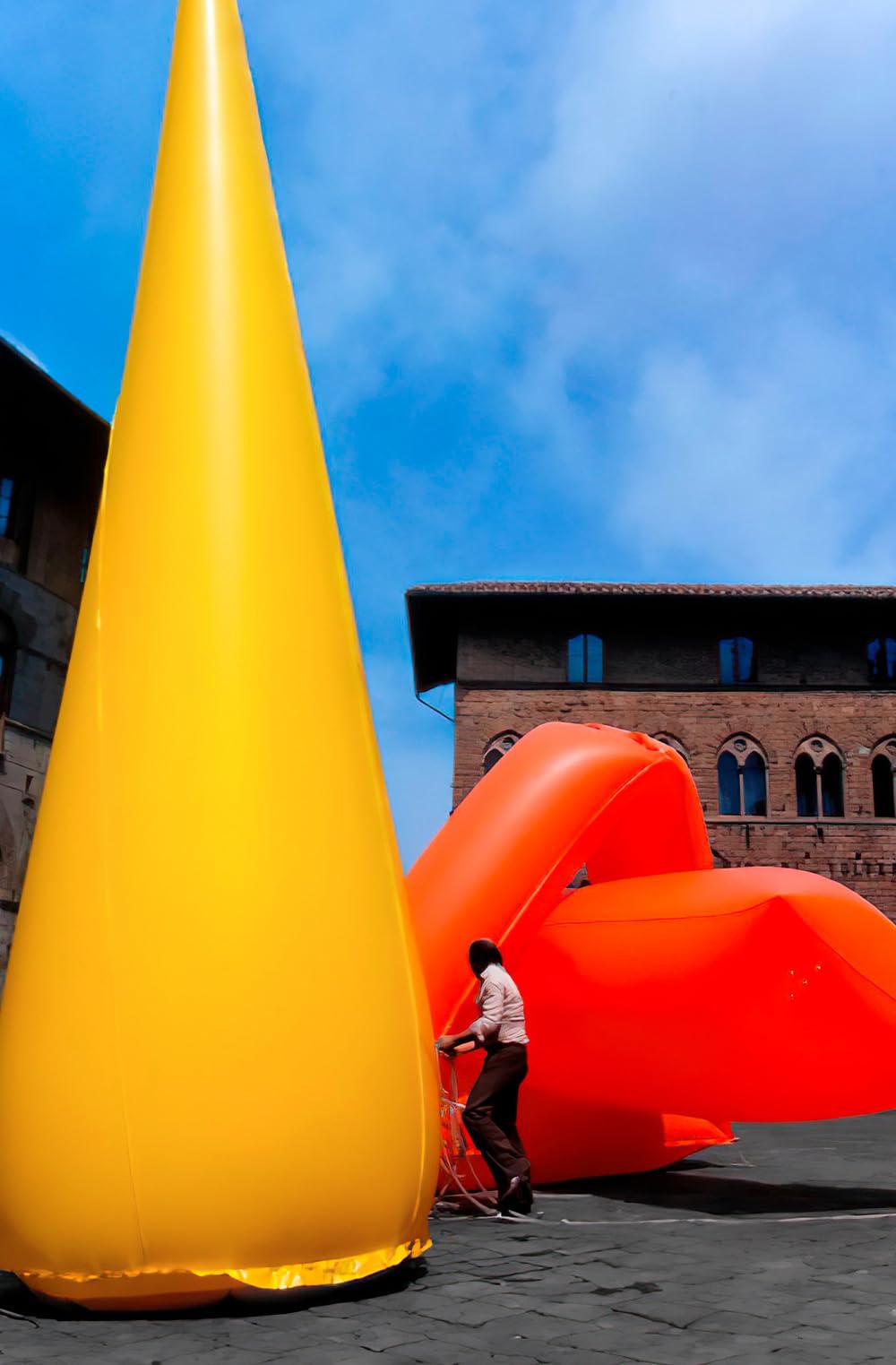 Franco Mazzucchelli. Il pioniere degli «abbandoni» nell'arte contemporanea italiana: un viaggio monumentale tra scultura gonfiabile, partecipazione e spazio urbano. Ediz. illustrata Film, Art & Culture