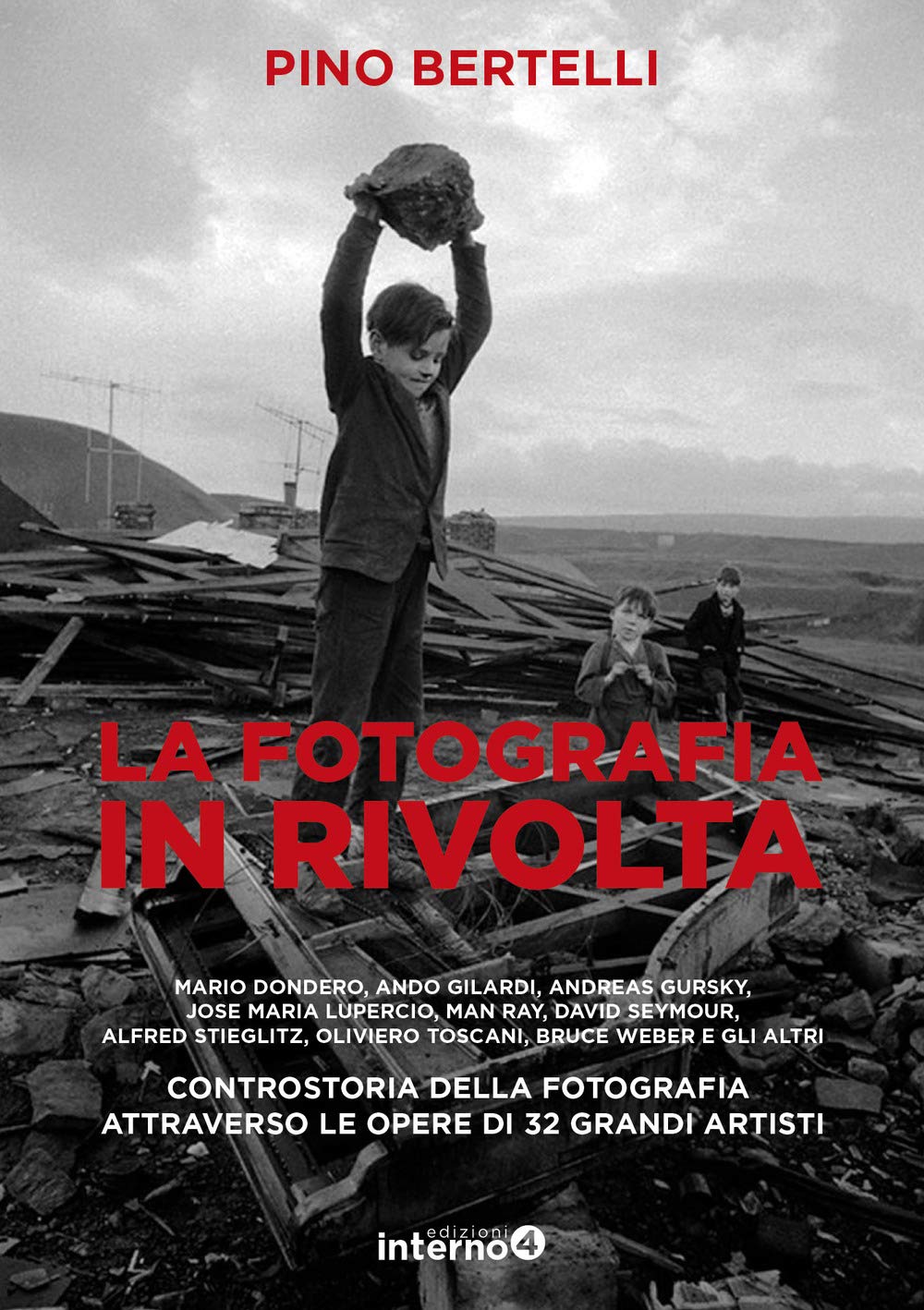 La fotografia in rivolta. Controstoria della fotografia attraverso le opera di 32 grandi artisti. Ediz. illustrata book