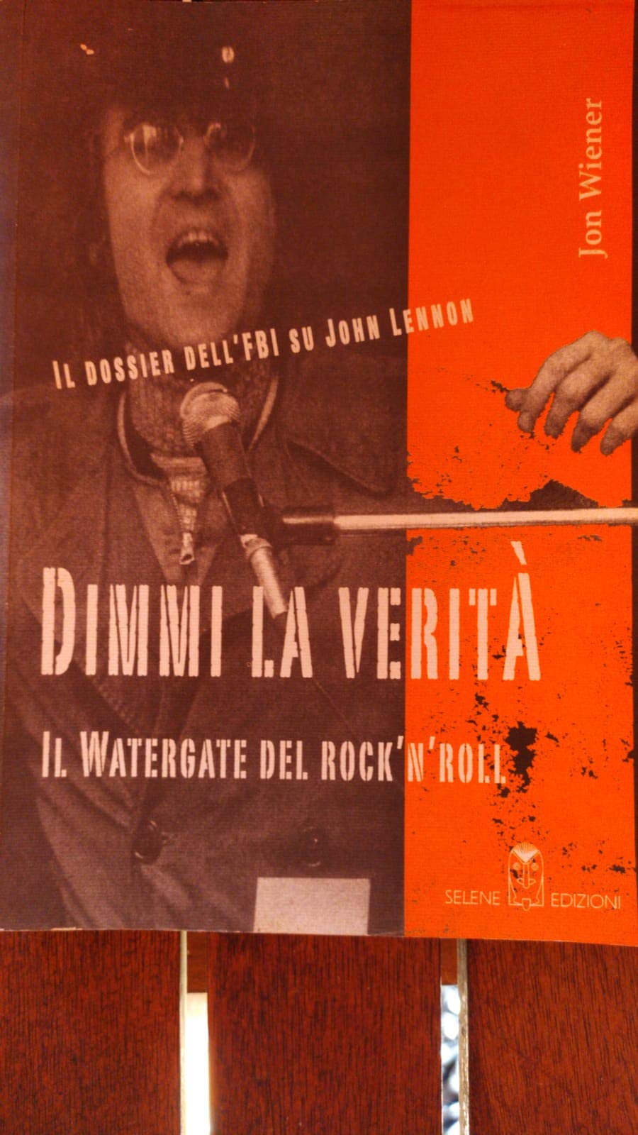 Dimmi la verità. Il Watergate del rock'n'roll. Il dossier dell'FBI su John Lennon book