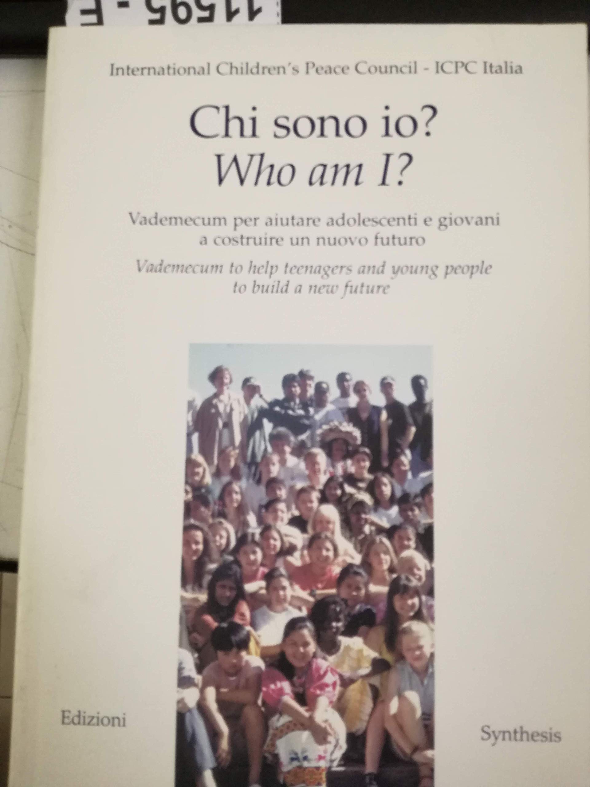 Chi sono io? Who am I? Vademecum per aiutare adolescenti e giovani a costruire un nuovo futuro. Ediz. italiana e inglese book