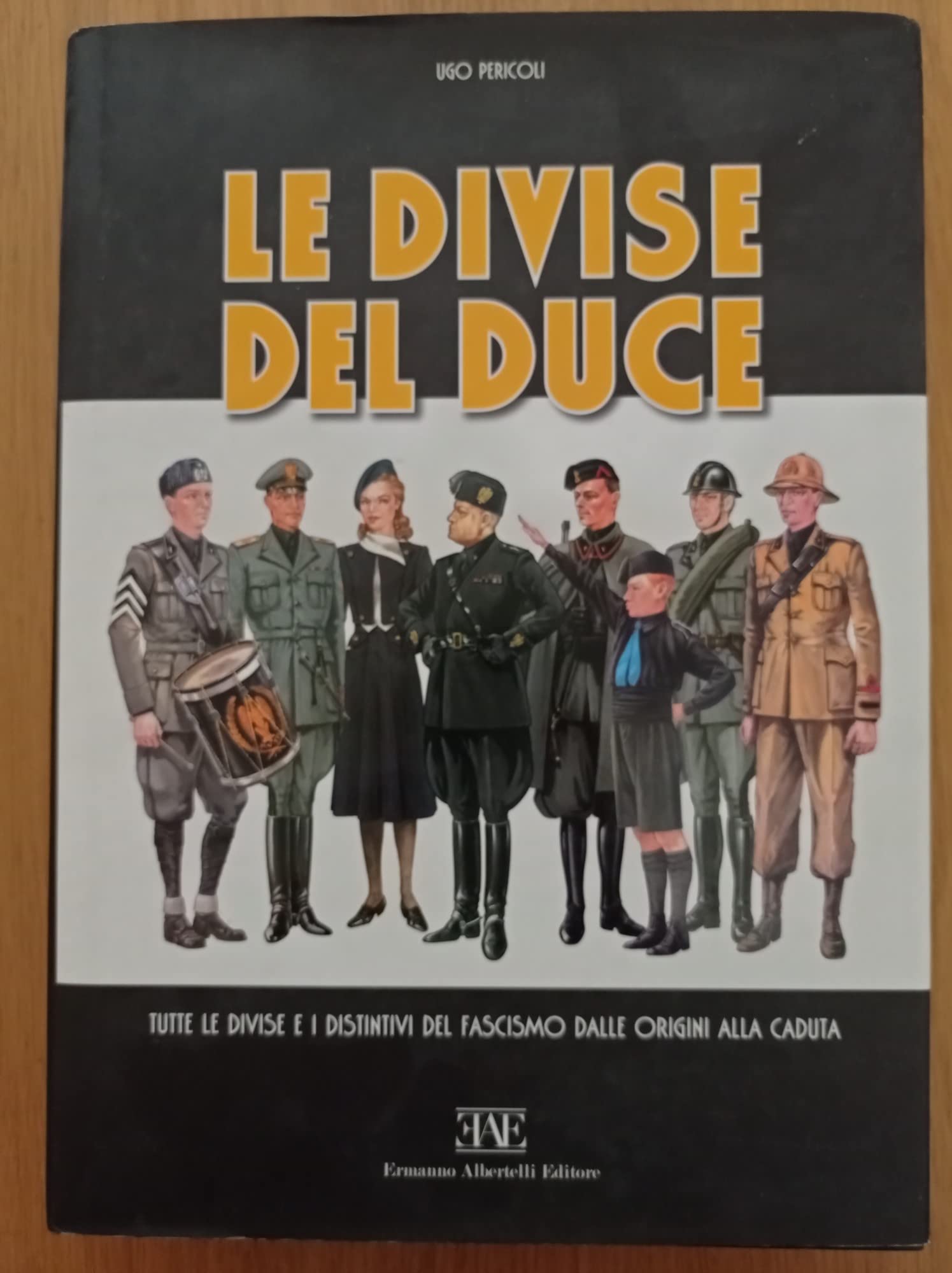 Le divise del duce. Tutte le divise e i distintivi del fascismo dalle origini alla caduta Social Sciences