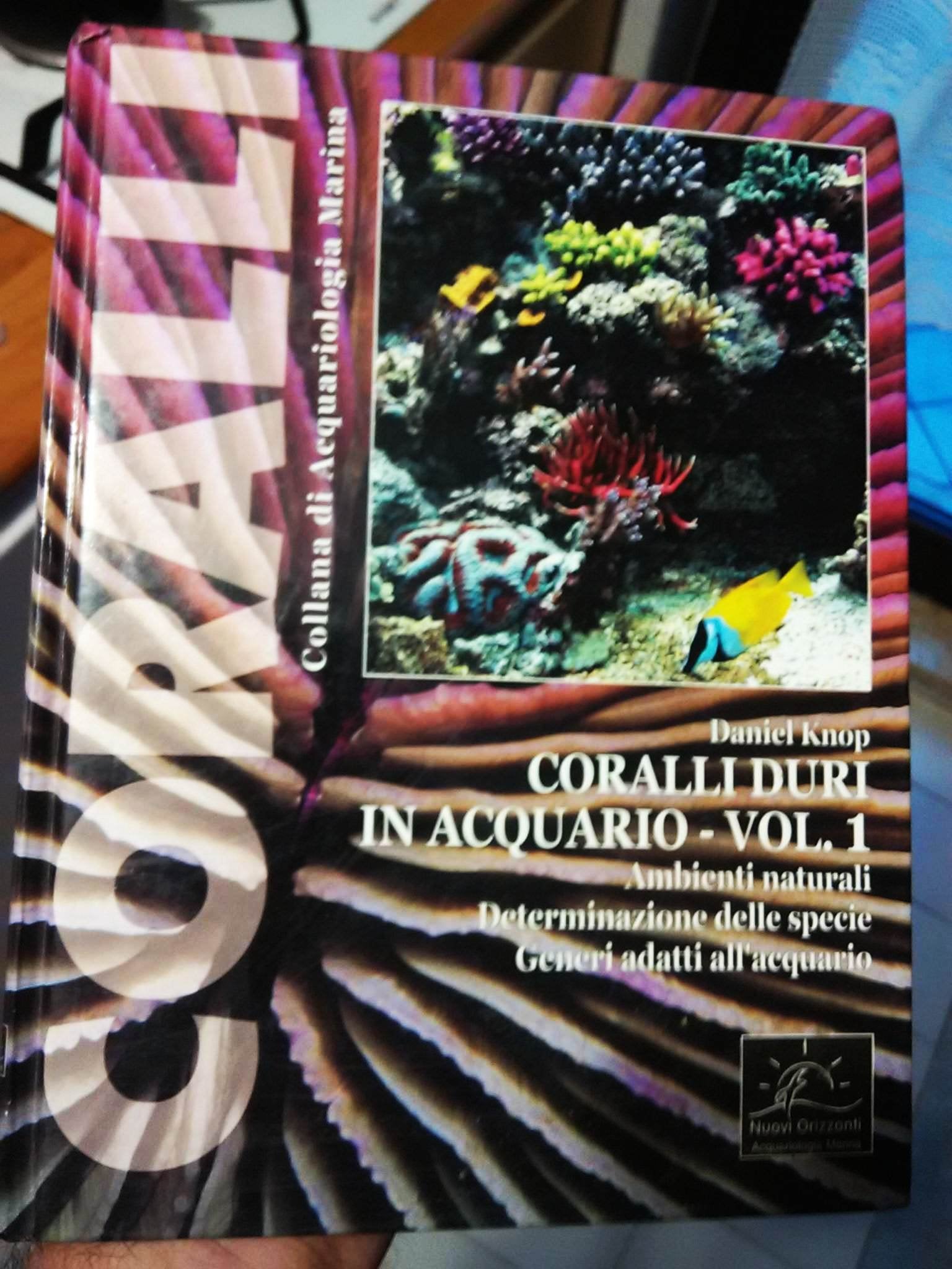 Coralli duri in acquario. Ambienti naturali. Determinazione delle specie, generi adatti all'acquario (Vol. 1) book
