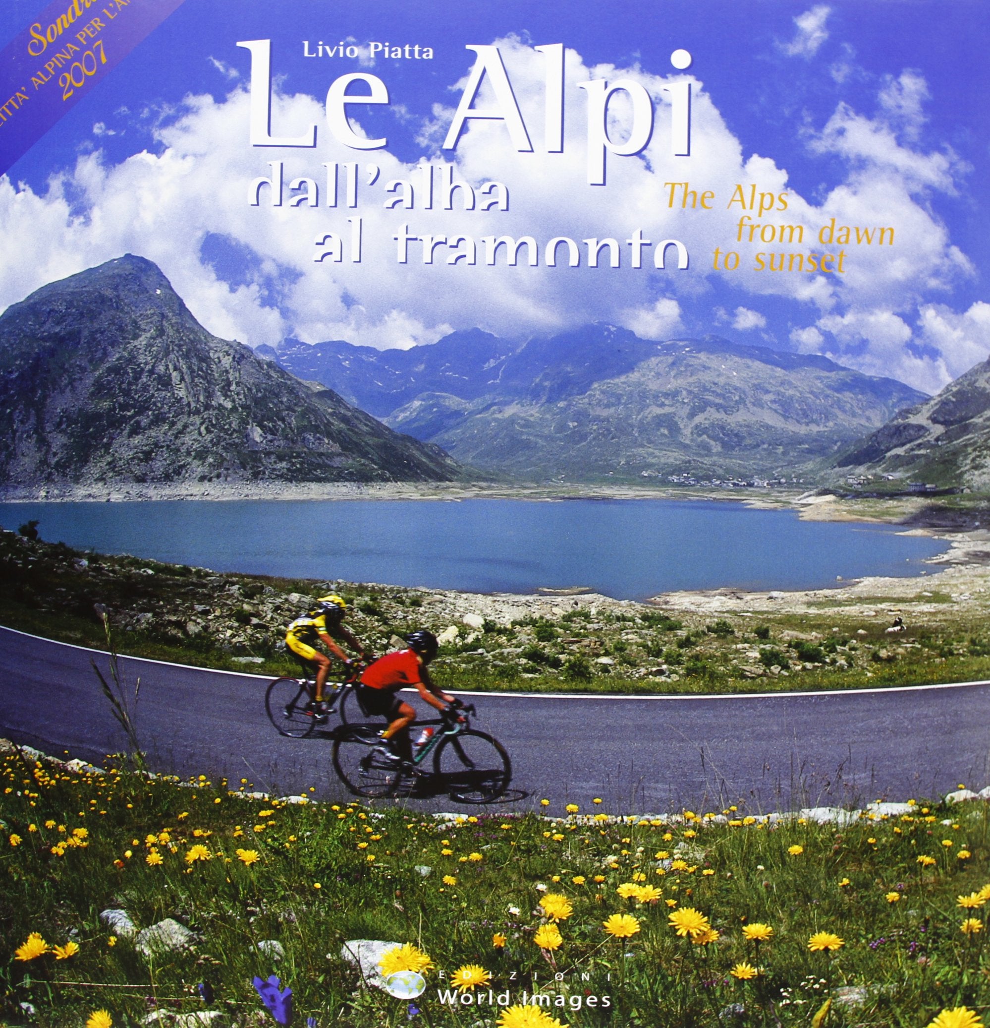Le Alpi dall'alba al tramonto. Ediz. bilingue. Con DVD book