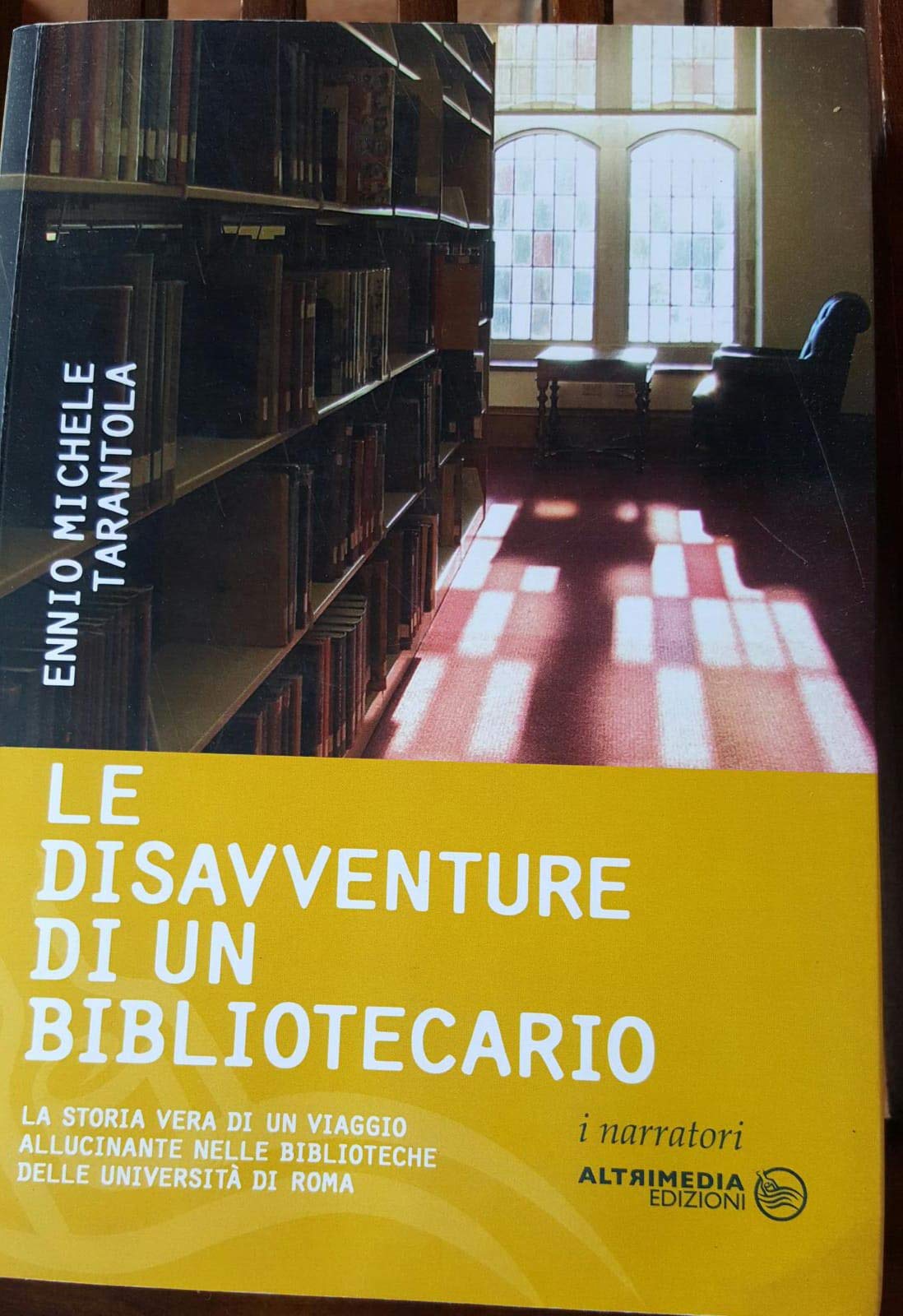 Le disavventure di un bibliotecario. La storia vera di un viaggio allucinante nelle biblioteche delle università di Roma book