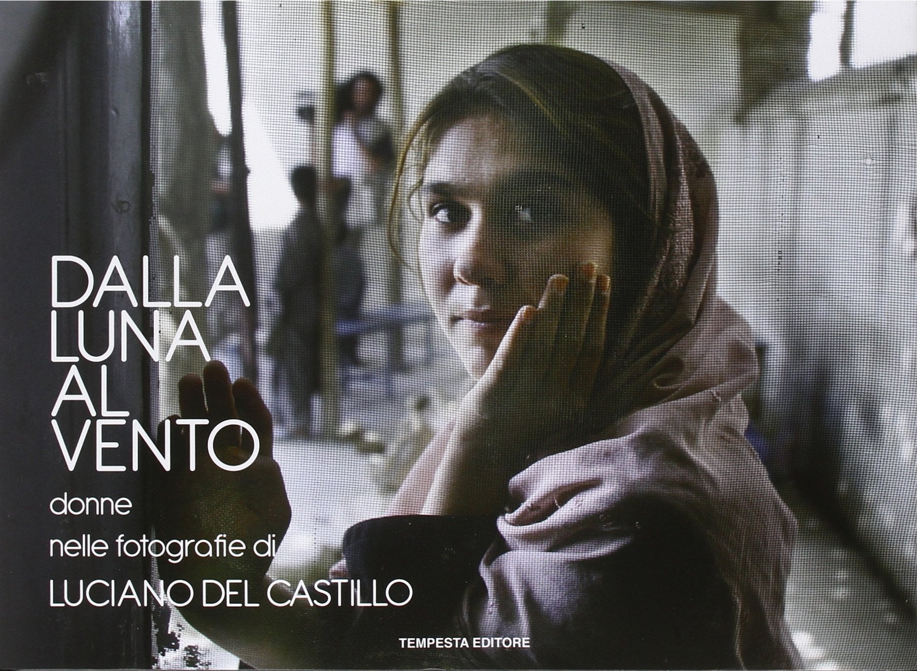 Dalla luna la vento. Donne nelle fotografie di Luciano Del Castillo. Ediz. illustrata book