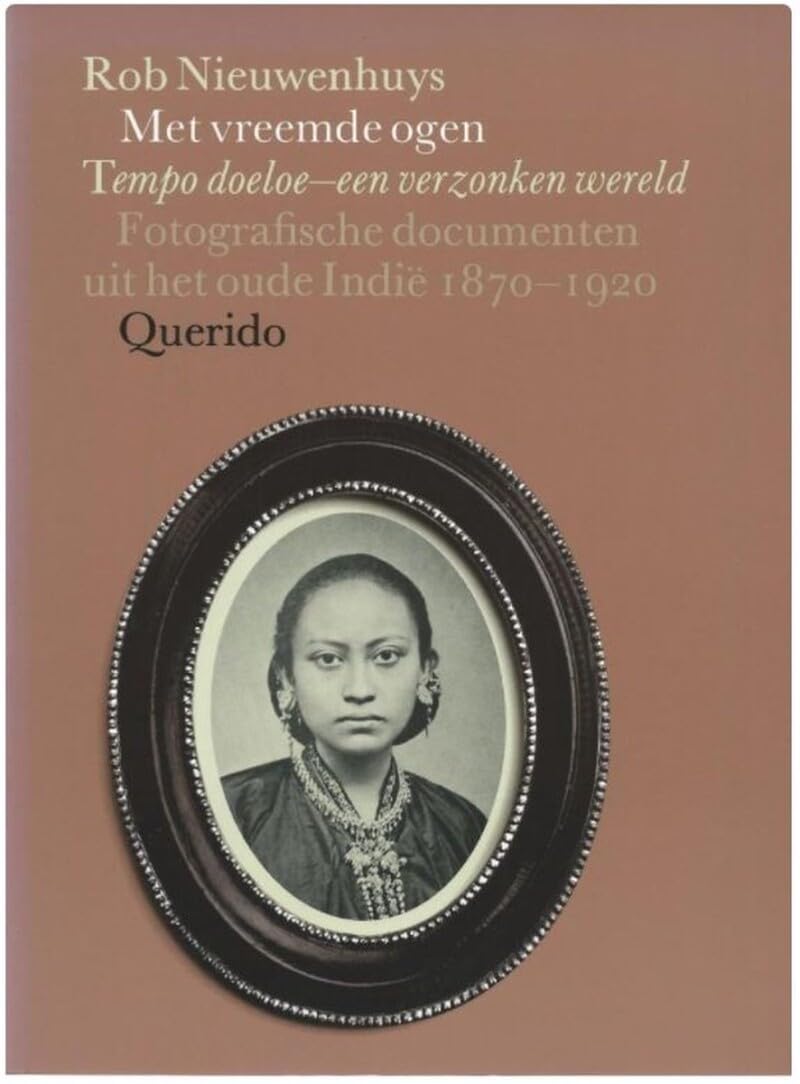 Met vreemde ogen: Tempo Doeloe - een verzonken wereld : fotografische documenten uit het oude Indië 1870-1920 book
